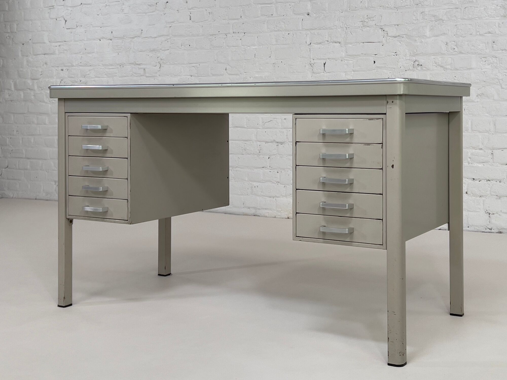 Office of the 50s in metal and industrial style