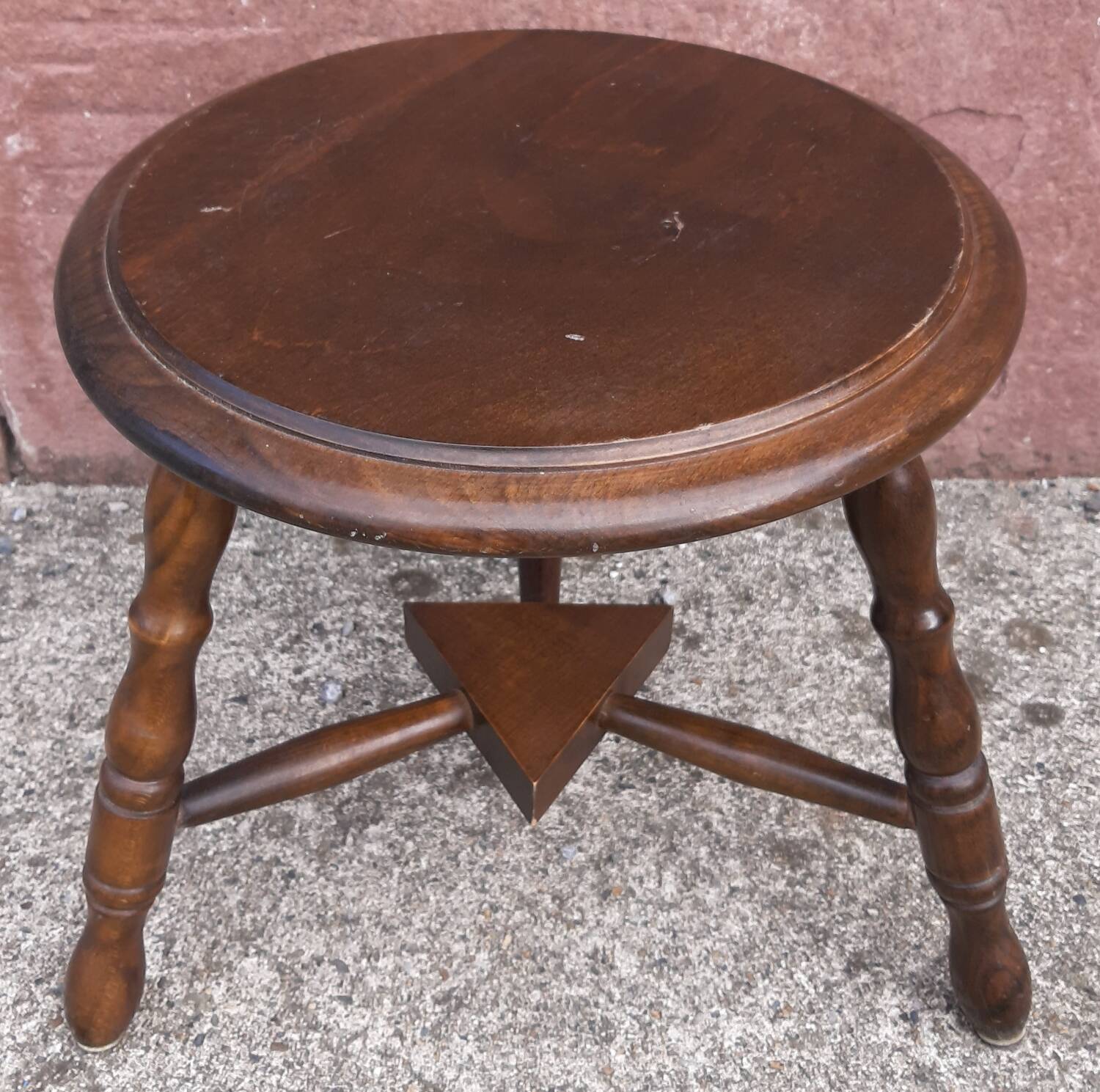 Tabouret bas tripode en bois.