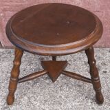 Tabouret bas tripode en bois.