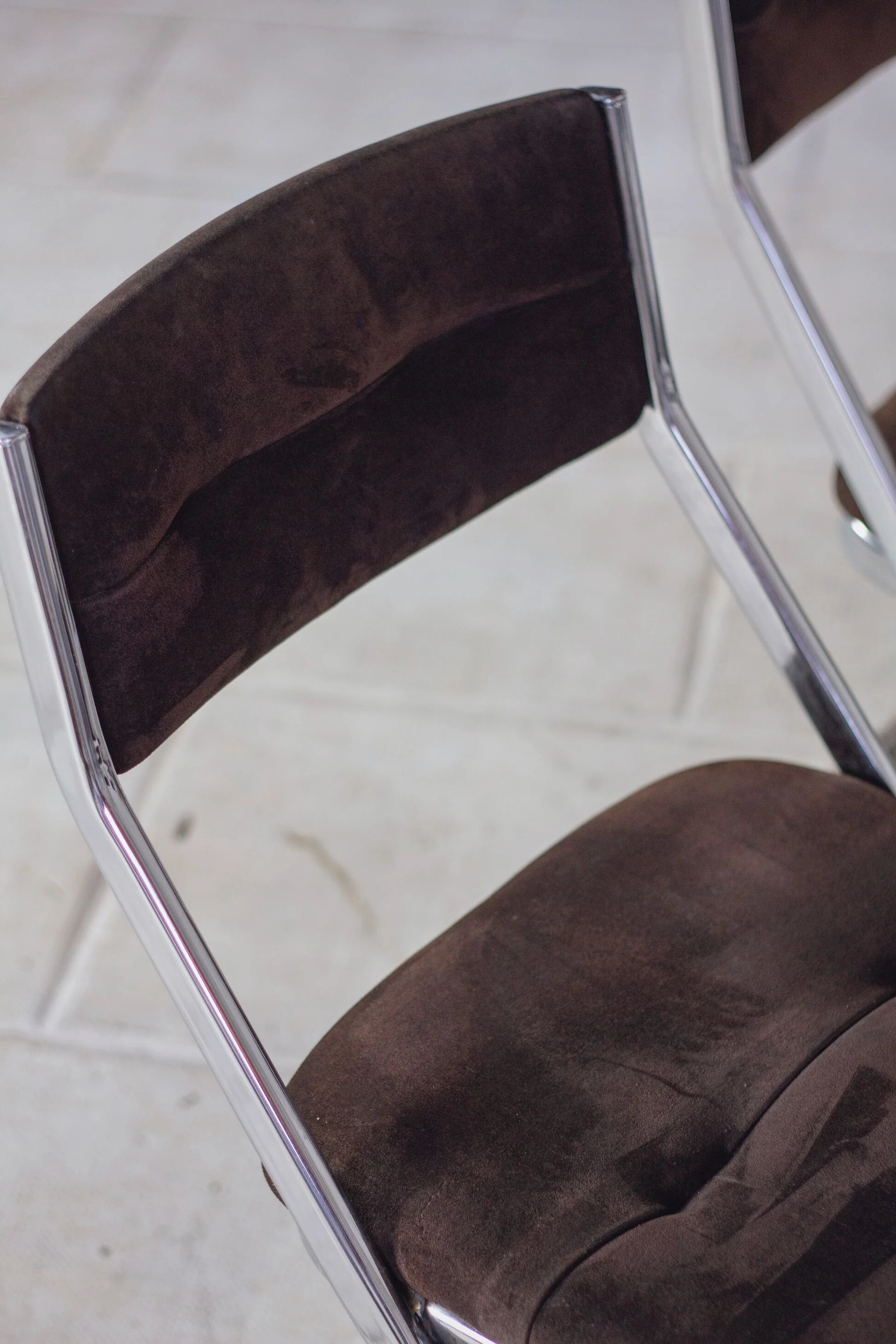 5 tubular chairs in suede and chrome by Roche Bobois, 1970.