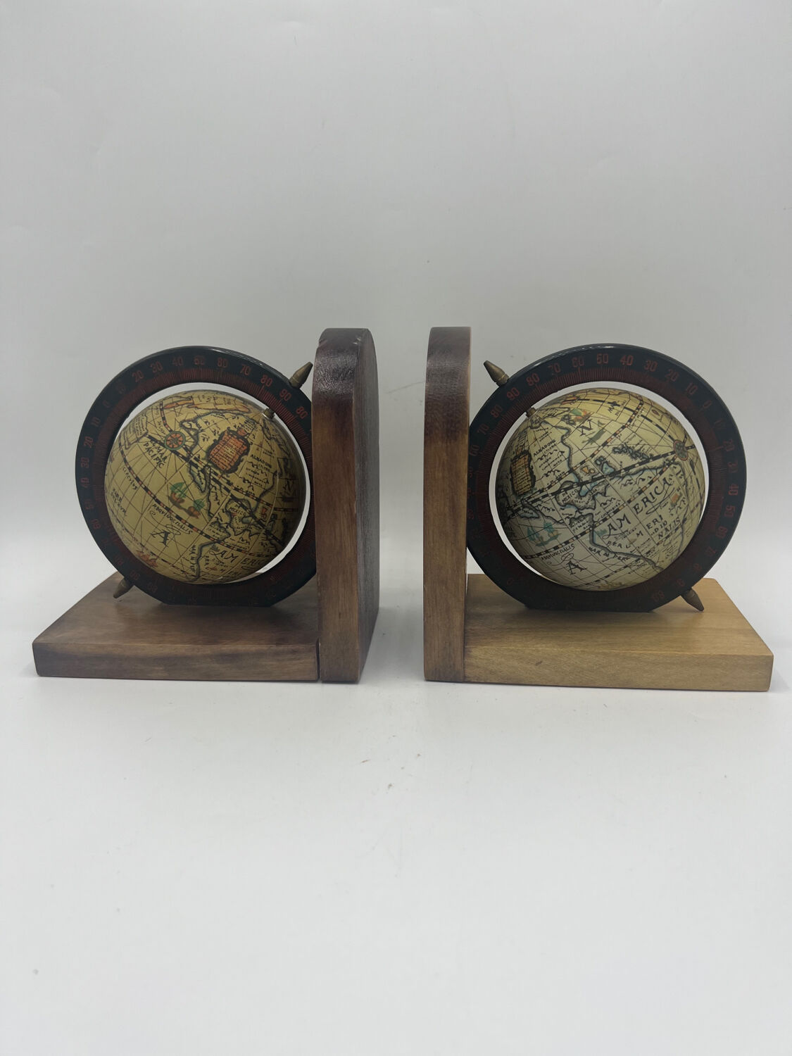 Bookends globe terrestrial