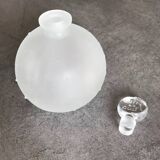 Flacon lalique dans la nuit, en verre dépoli, forme boule
