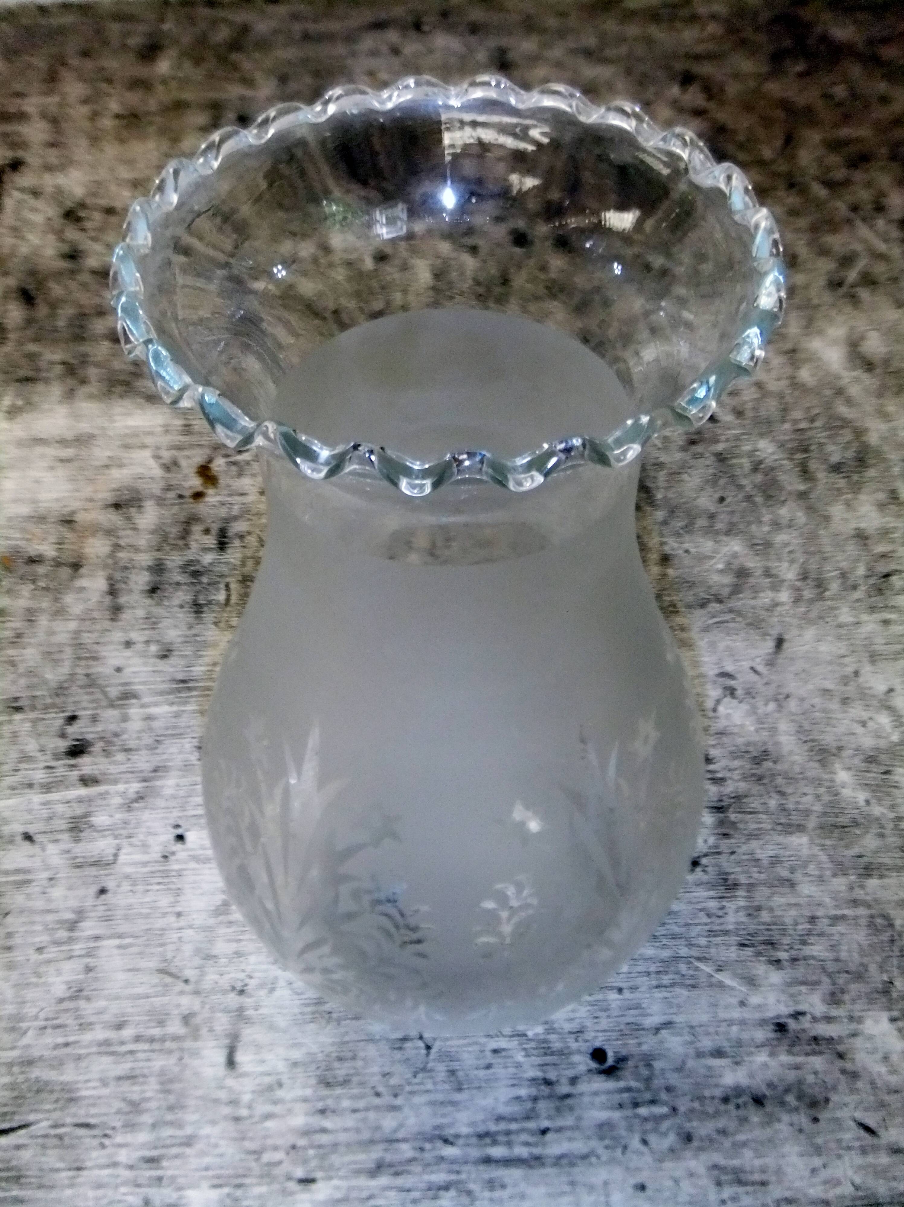 Globe ancien  pour lampe à pétrole  tulipe verre gravé
