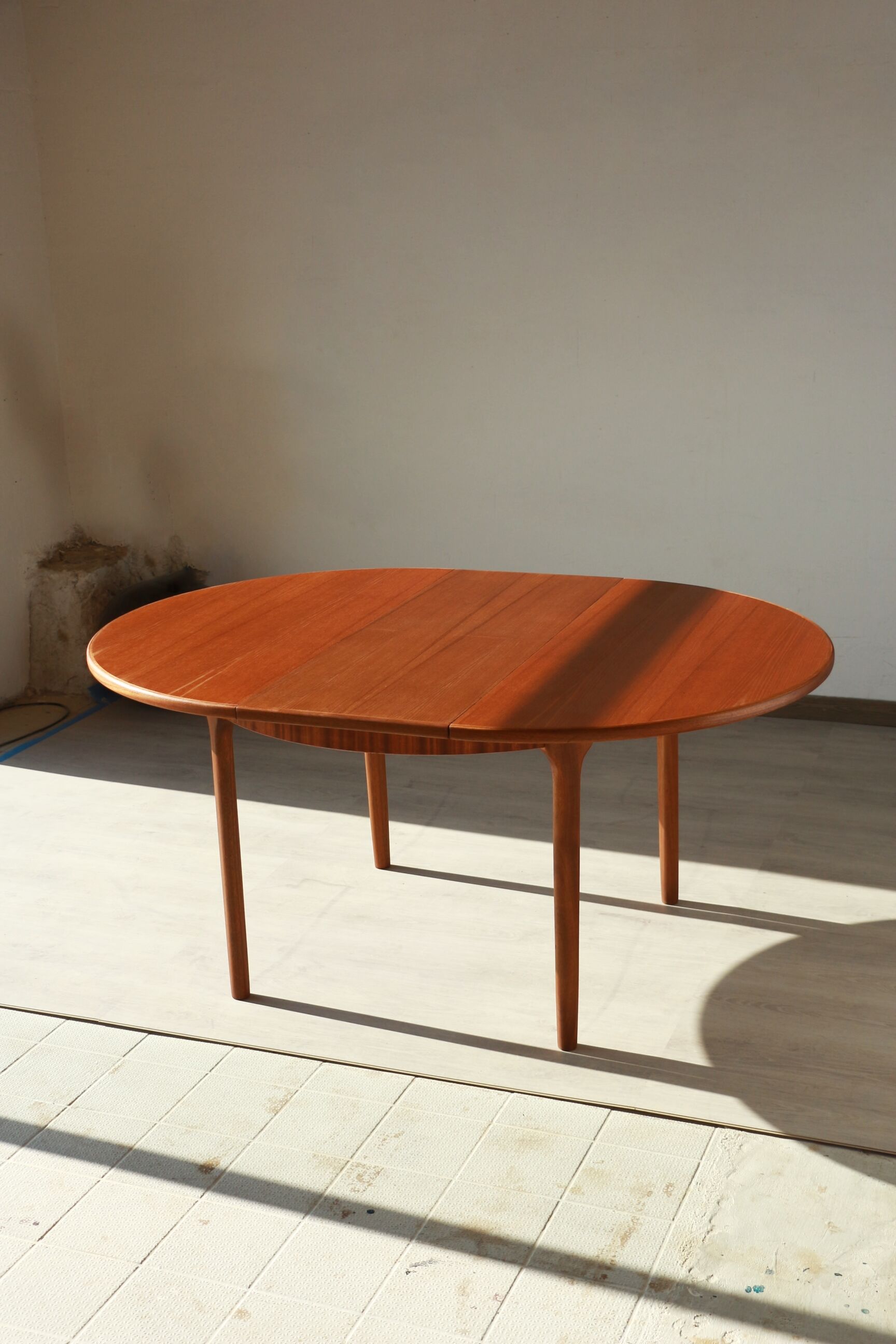 Round dining table with extension - McIntosh - 60s