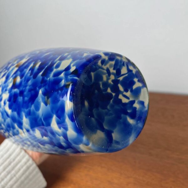 Vase en verre soufflé effet moucheté bleu cobalt et blanc , double parois