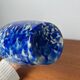 Vase en verre soufflé effet moucheté bleu cobalt et blanc , double parois