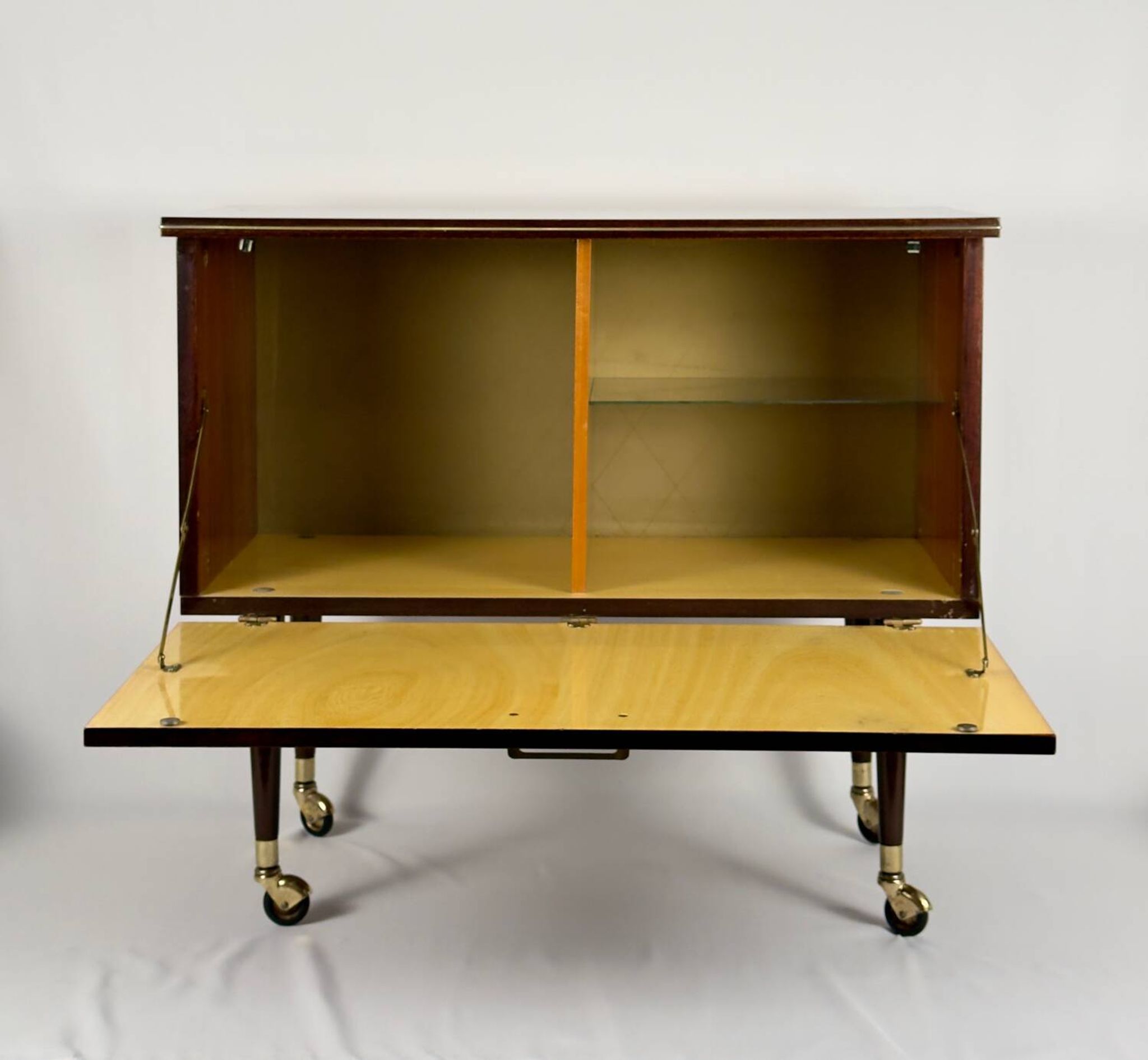 Meuble bar moderne du milieu du siècle sur roulettes en laiton – années 1960