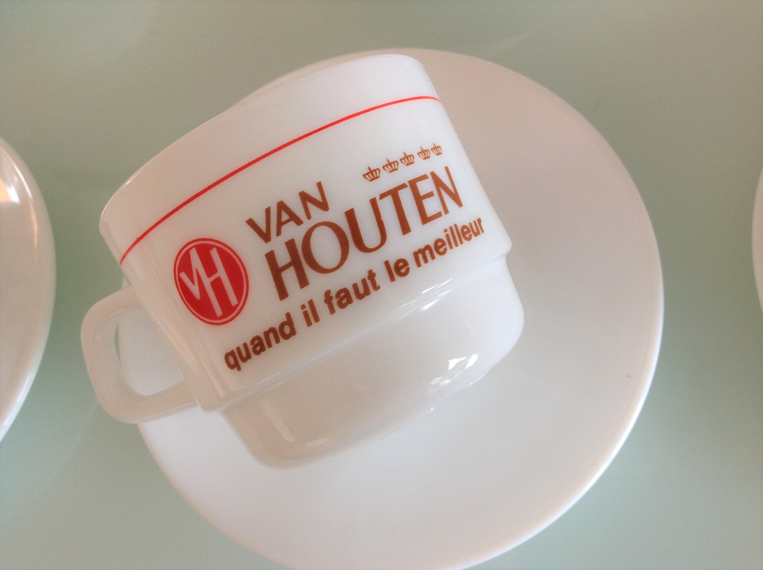 Suite de huit tasses à chocolat Van Houten en Arcopal / vintage années 70