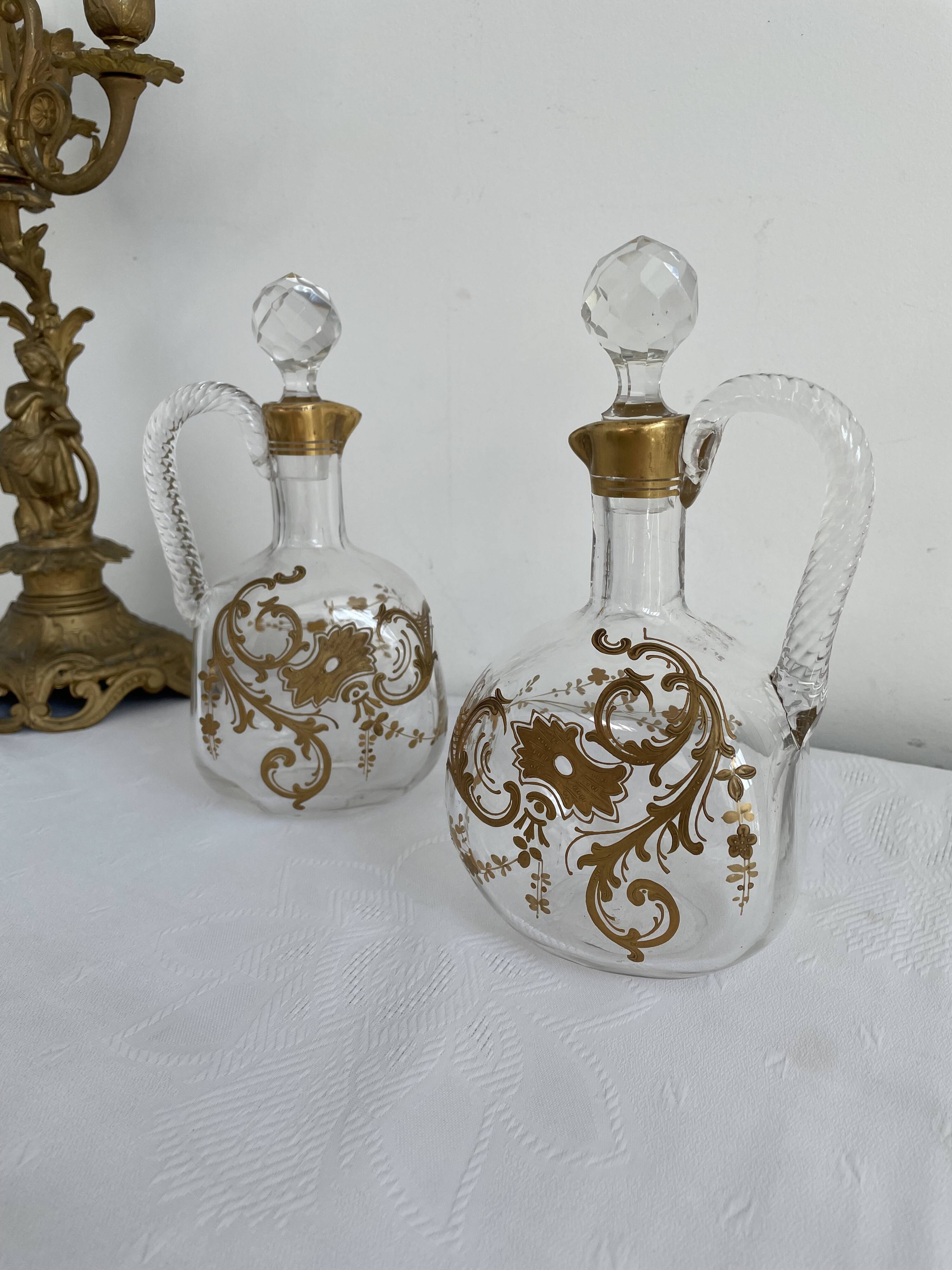 Paire de carafes Cristallerie Baccarat cristal blanc peint à l'or fin, Art Nouveau, 1900