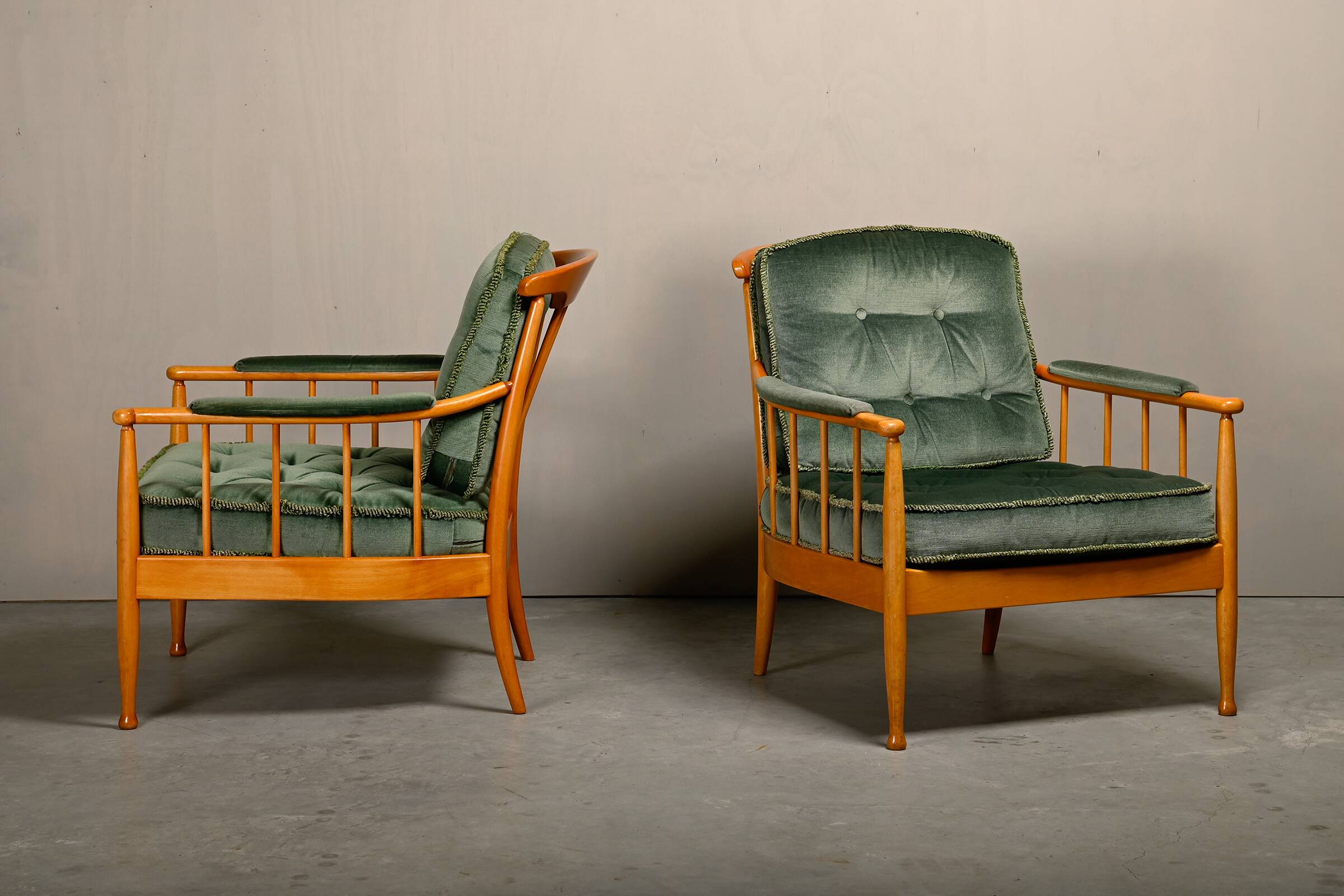 Fauteuils Skrindan en hêtre et velours vert, par Kerstin Hörlin-Homquist, Suède