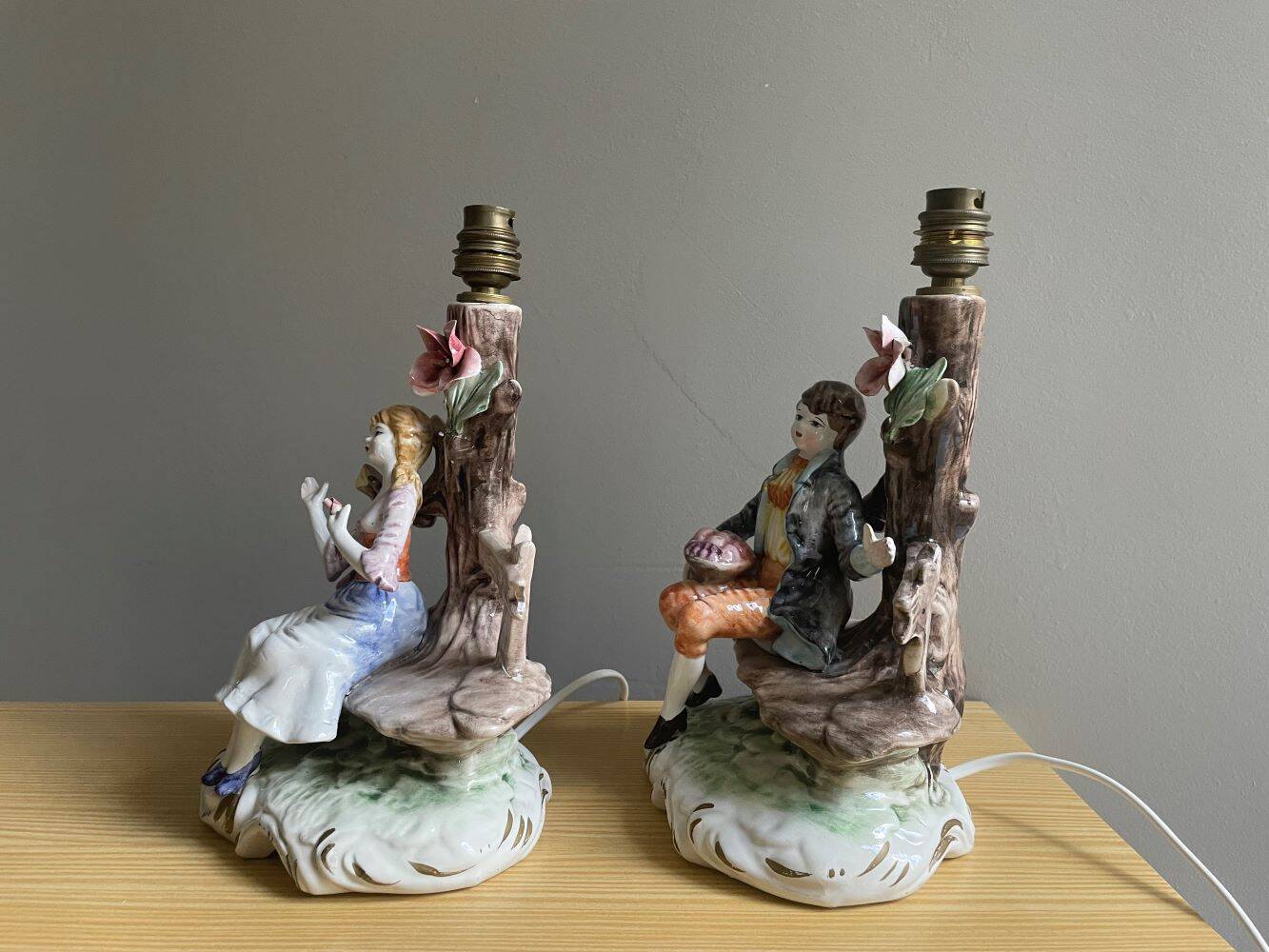 Paire de lampes de table en porcelaine italienne par Capodimonte.