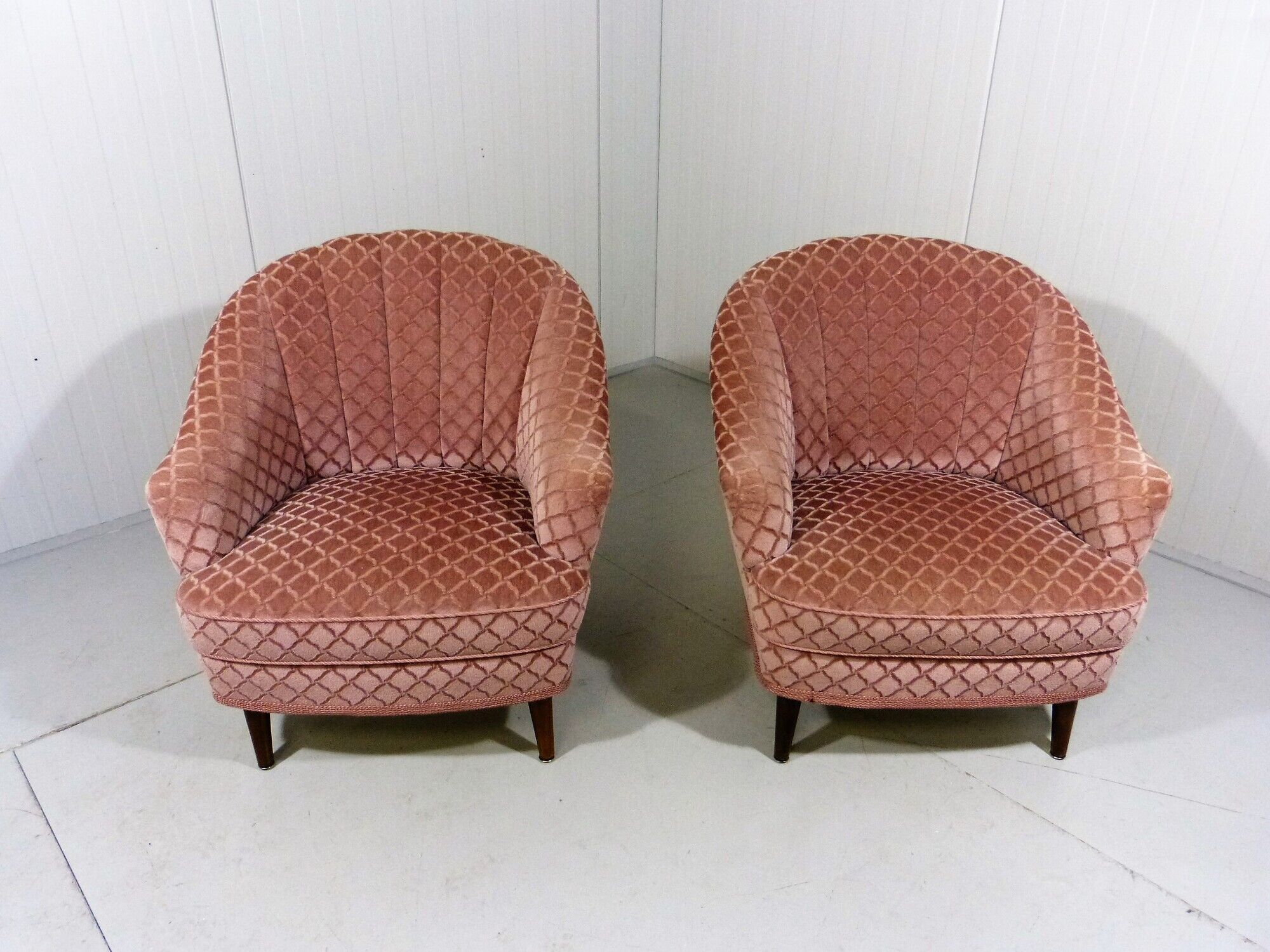 Ensemble de 2 fauteuils club en velours rose années 1950