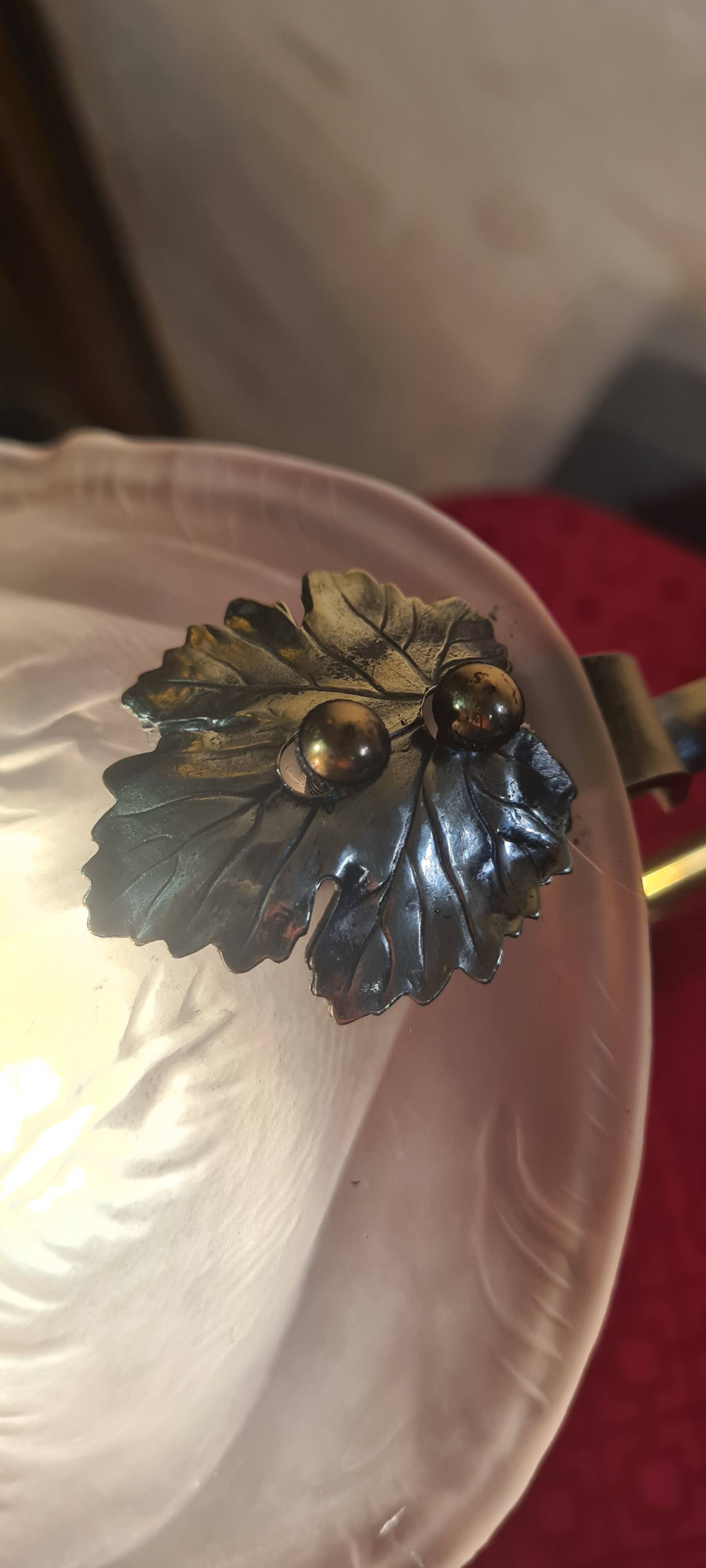 Art Nouveau bronze petal lamp with molded glass, 28 x 34 cm. Electricity OK