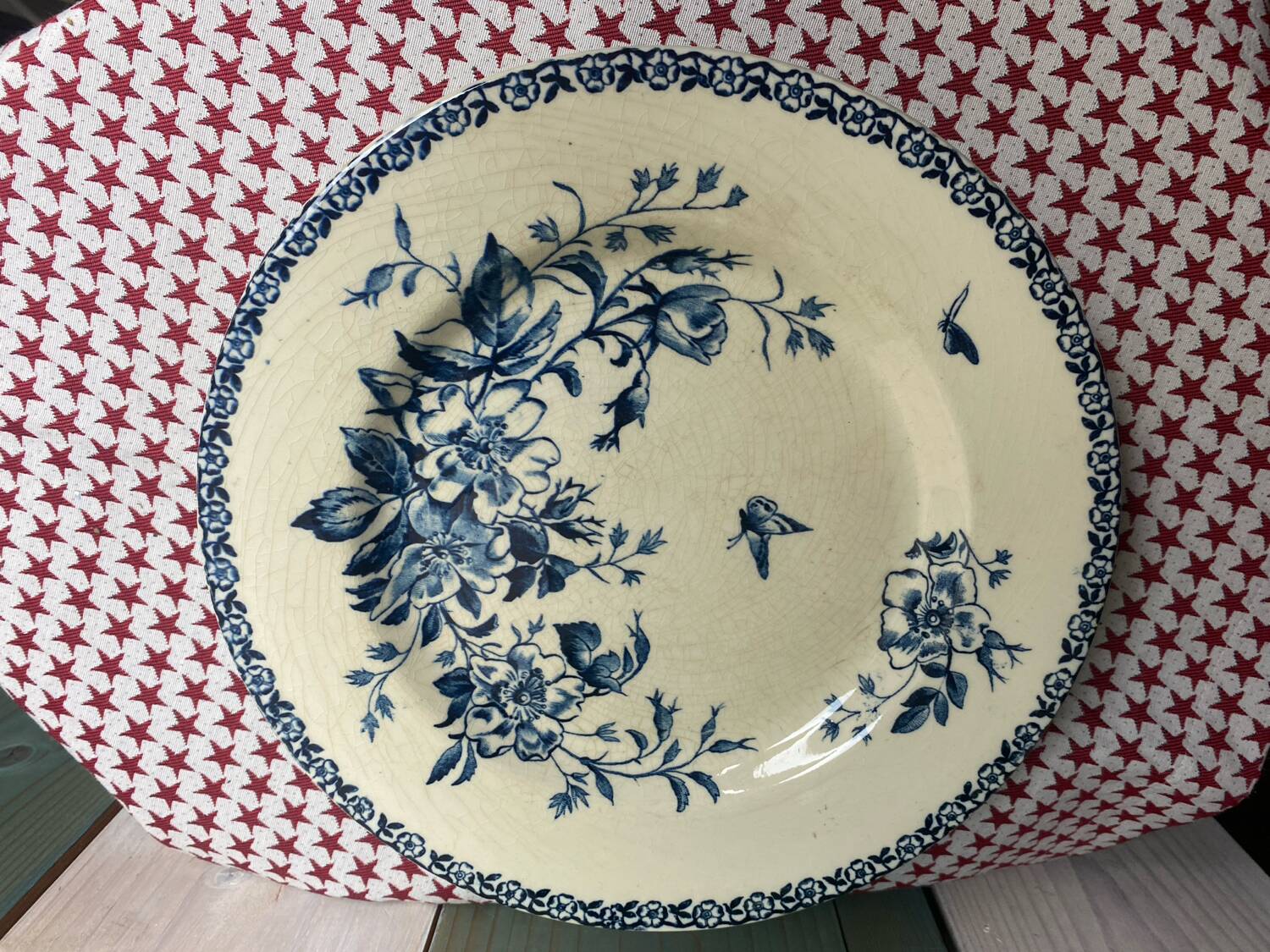 Plate on pedestal stamped Gien, Mai model