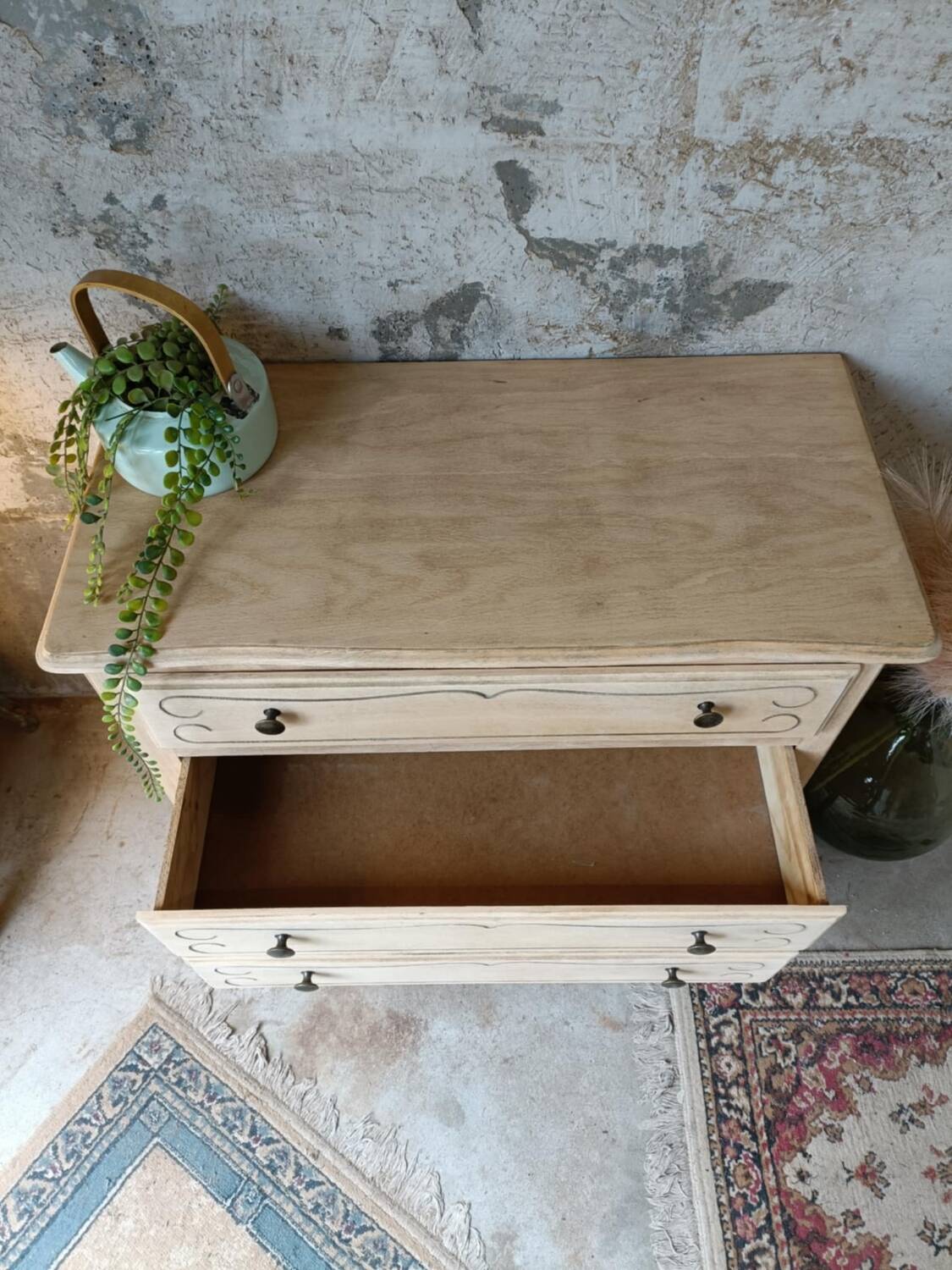 Wooden chest of drawers
