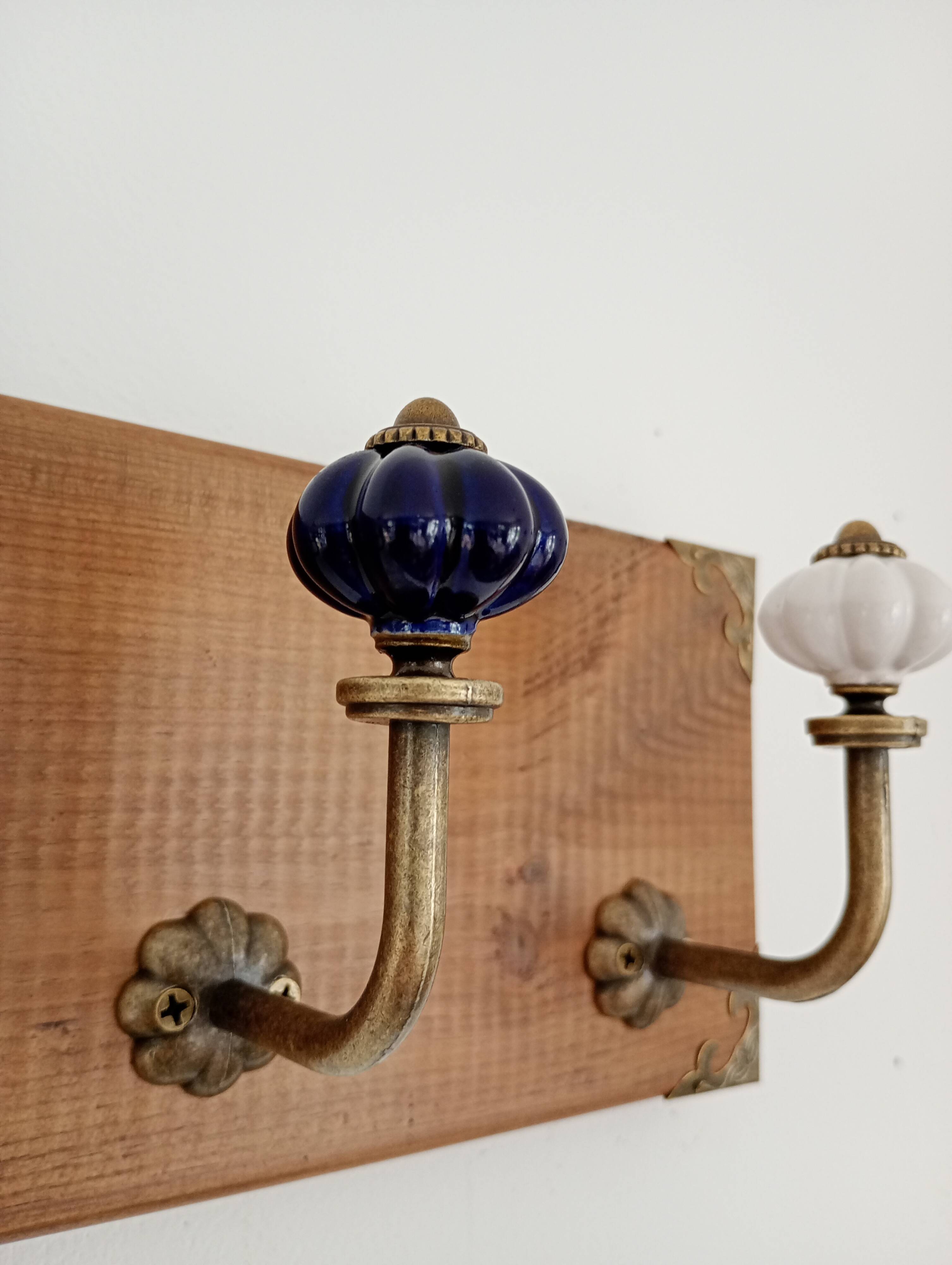 Vintage STYLE wall coat rack – purple metal and ceramic hooks