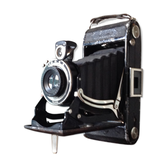 Zeiss Ikon bellows camera with its saddlebag