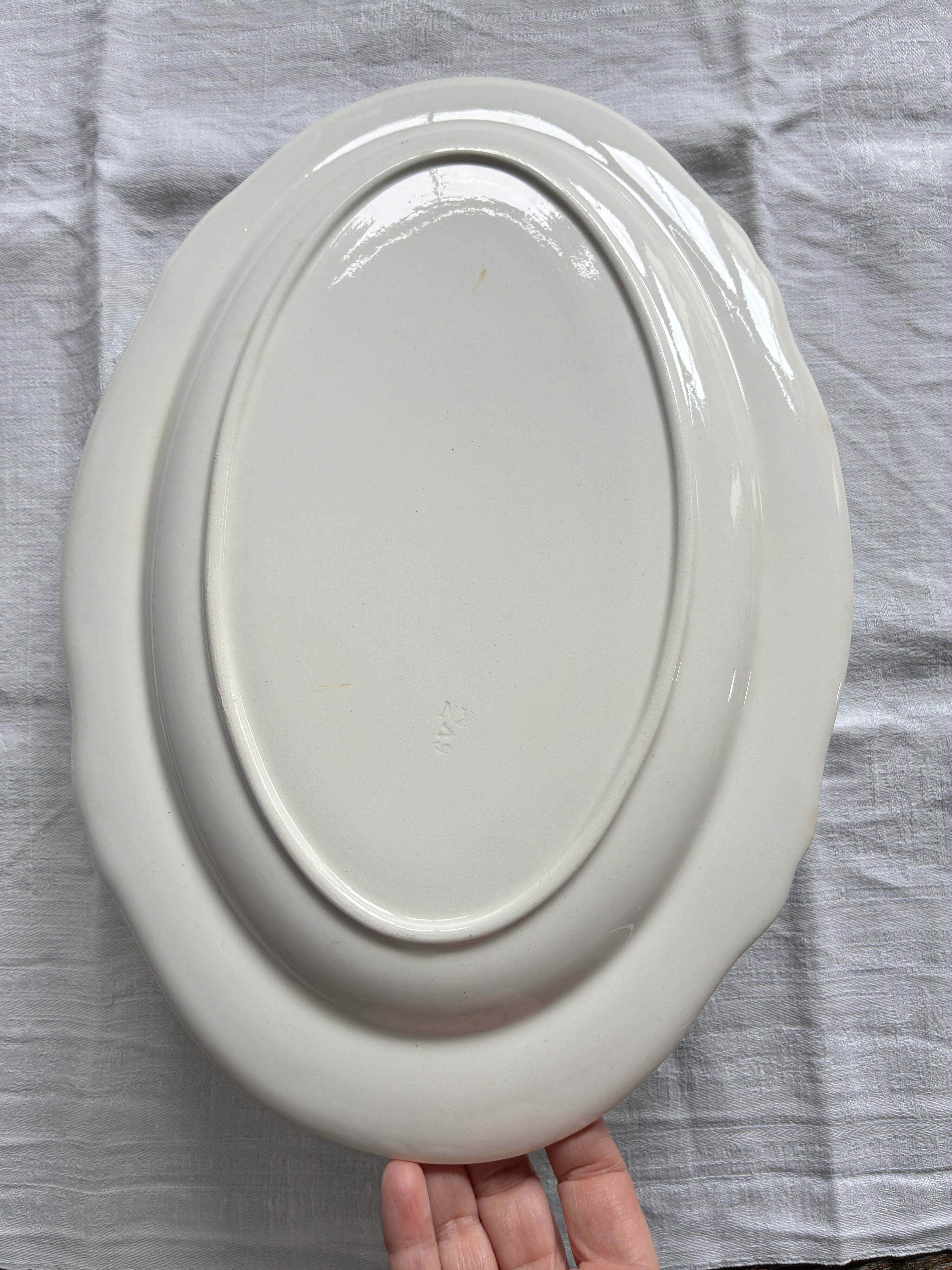 Oval serving dish in earthenware.