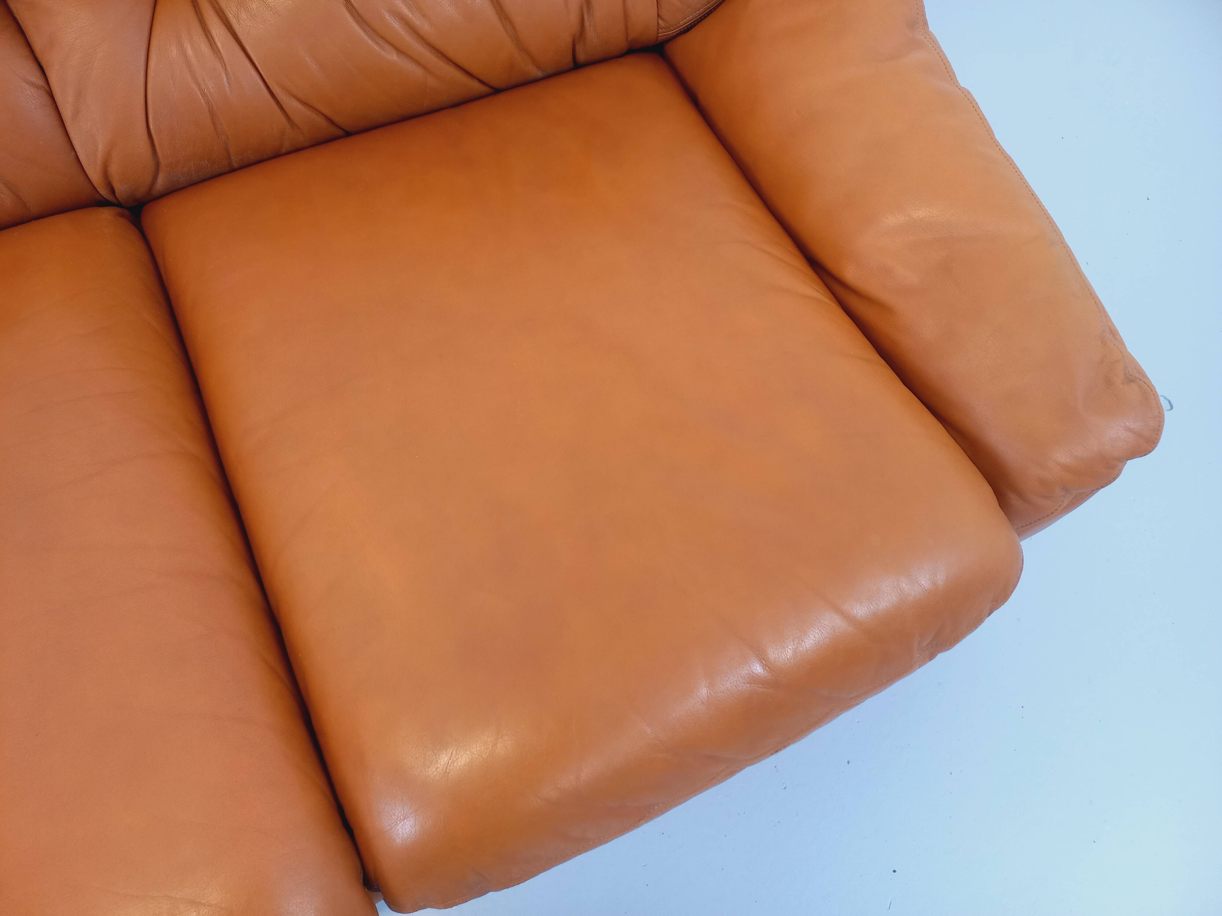 Vintage cognac camel leather canapé from the 1970s.