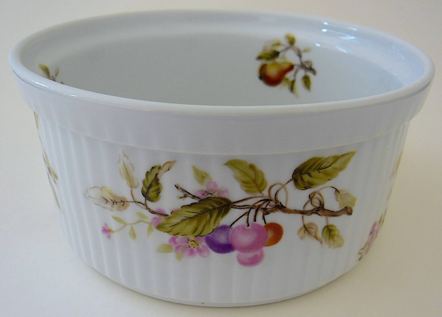 Moule à soufflé en porcelaine à décor fruitier