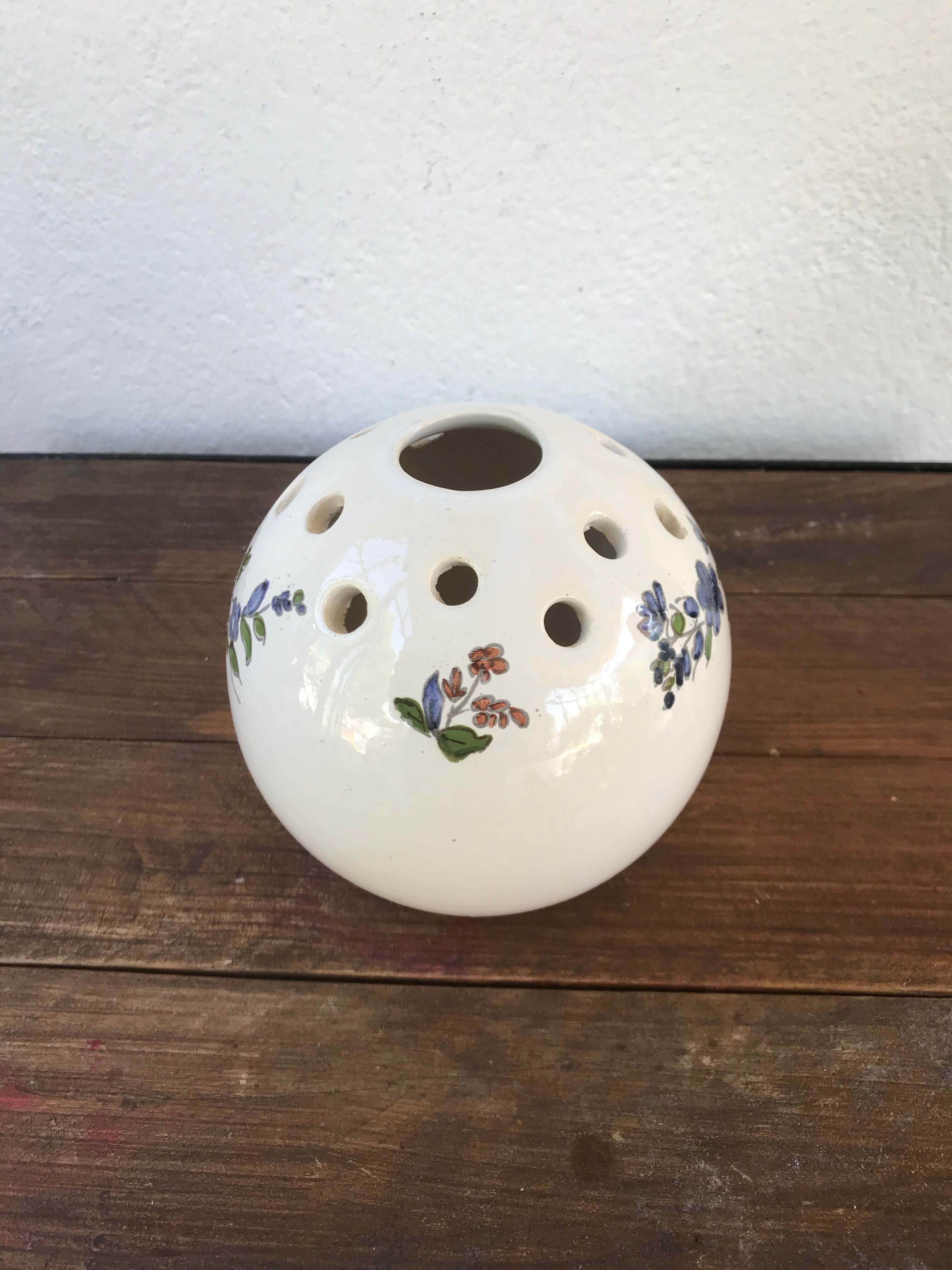 Ancient ball vase with 13 holes in ceramic with painted decoration