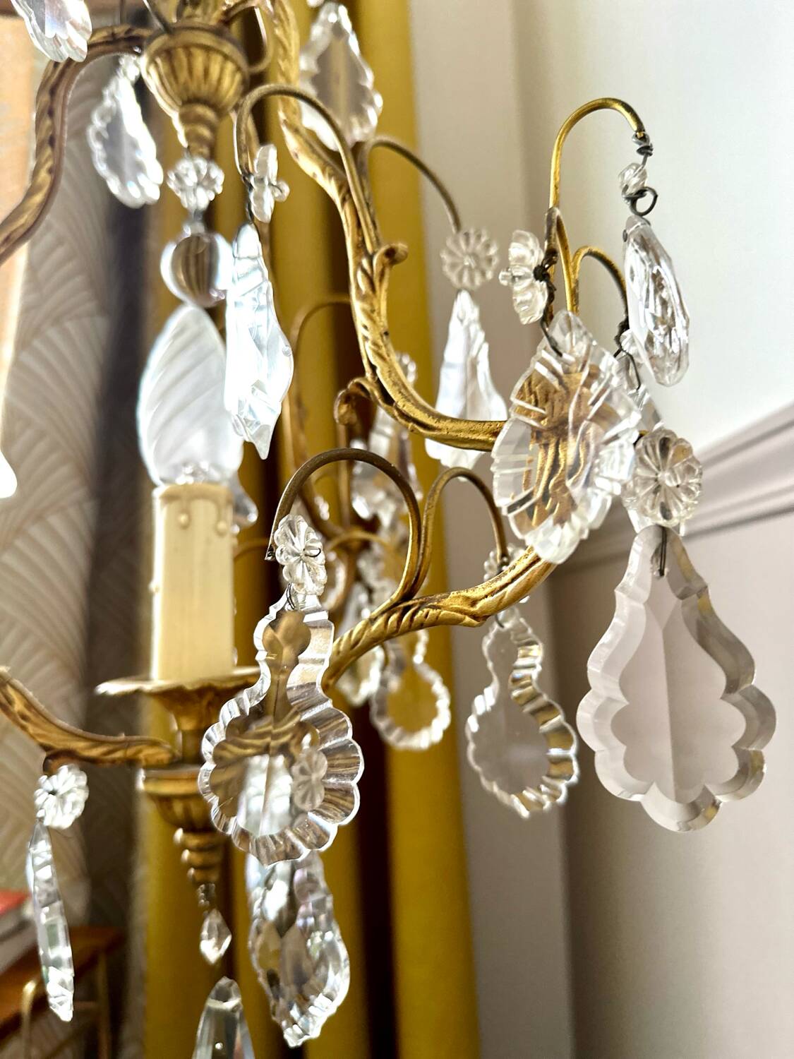 Pendant chandelier with crystal tassels