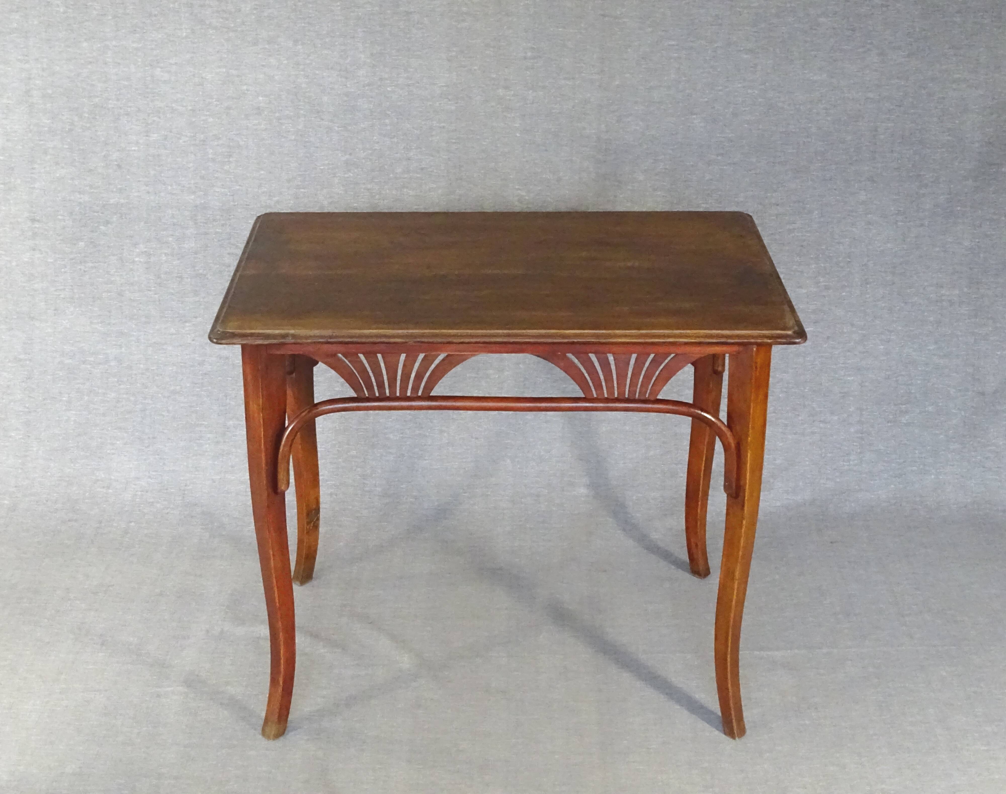 Table ou bureau Thonet N°8122, vers 1910, plateau chêne.
