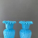 Ensemble de 2 vases victoriens en verre opale bleu