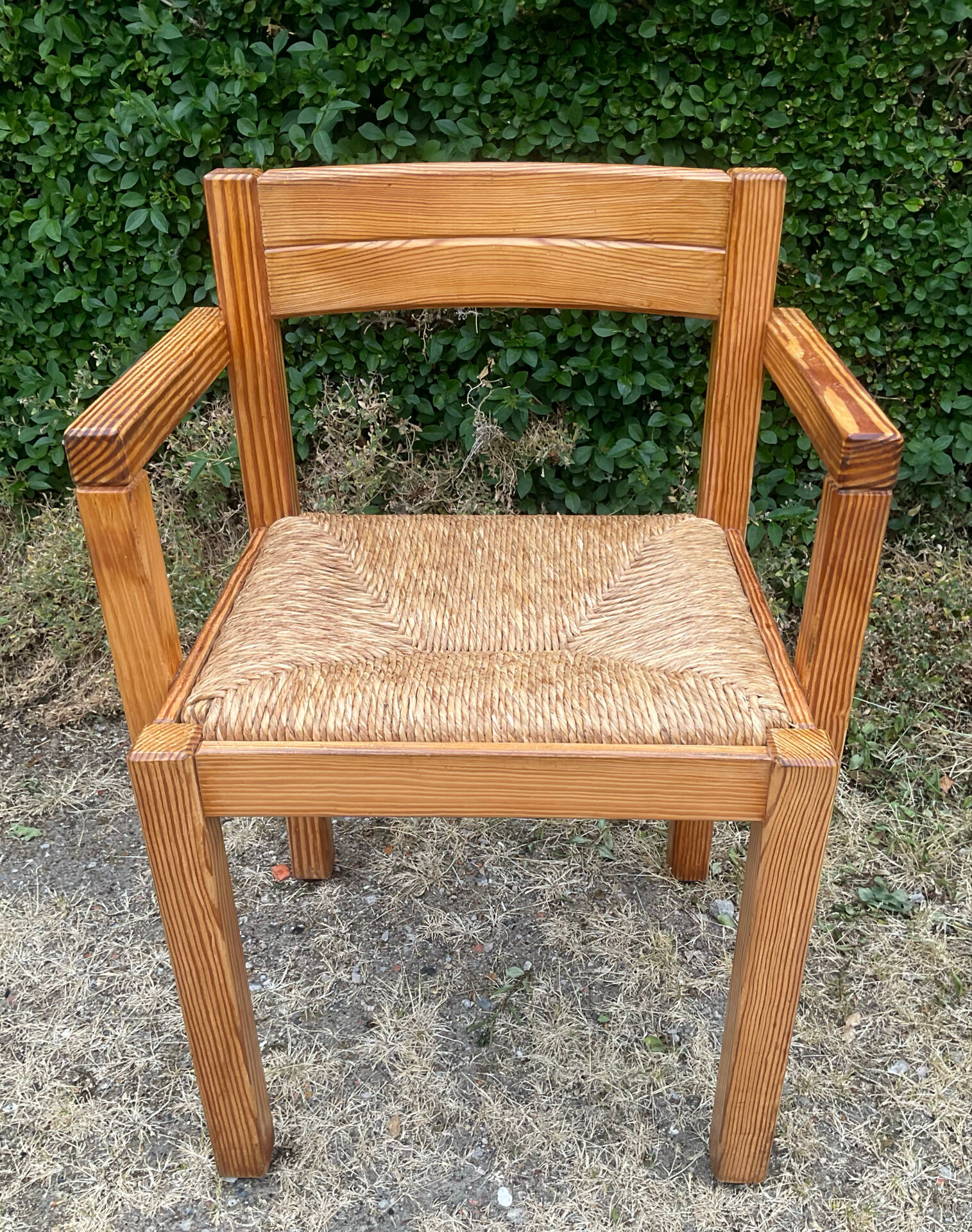 Brutalist chair in solid pine with a straw seat from the 1970s.