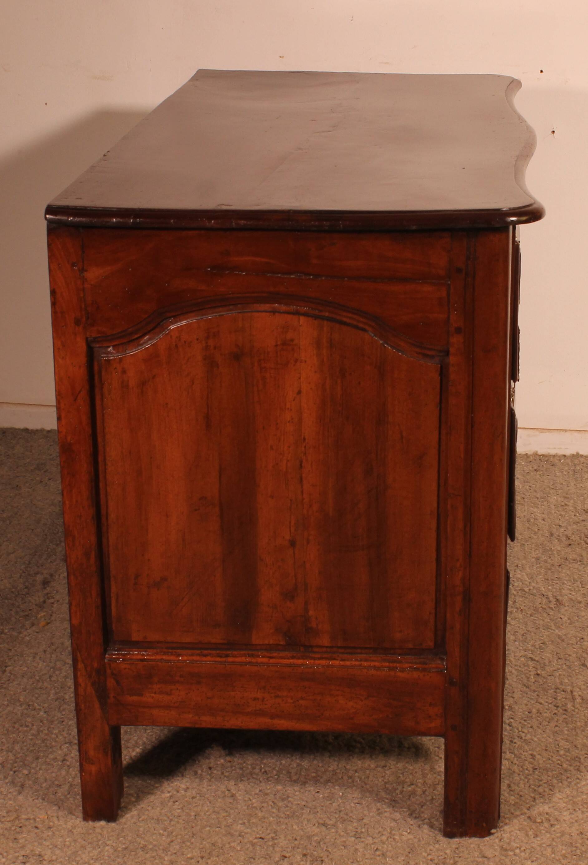 Parisian Regency Period Walnut Chest of Drawers - 18th Century