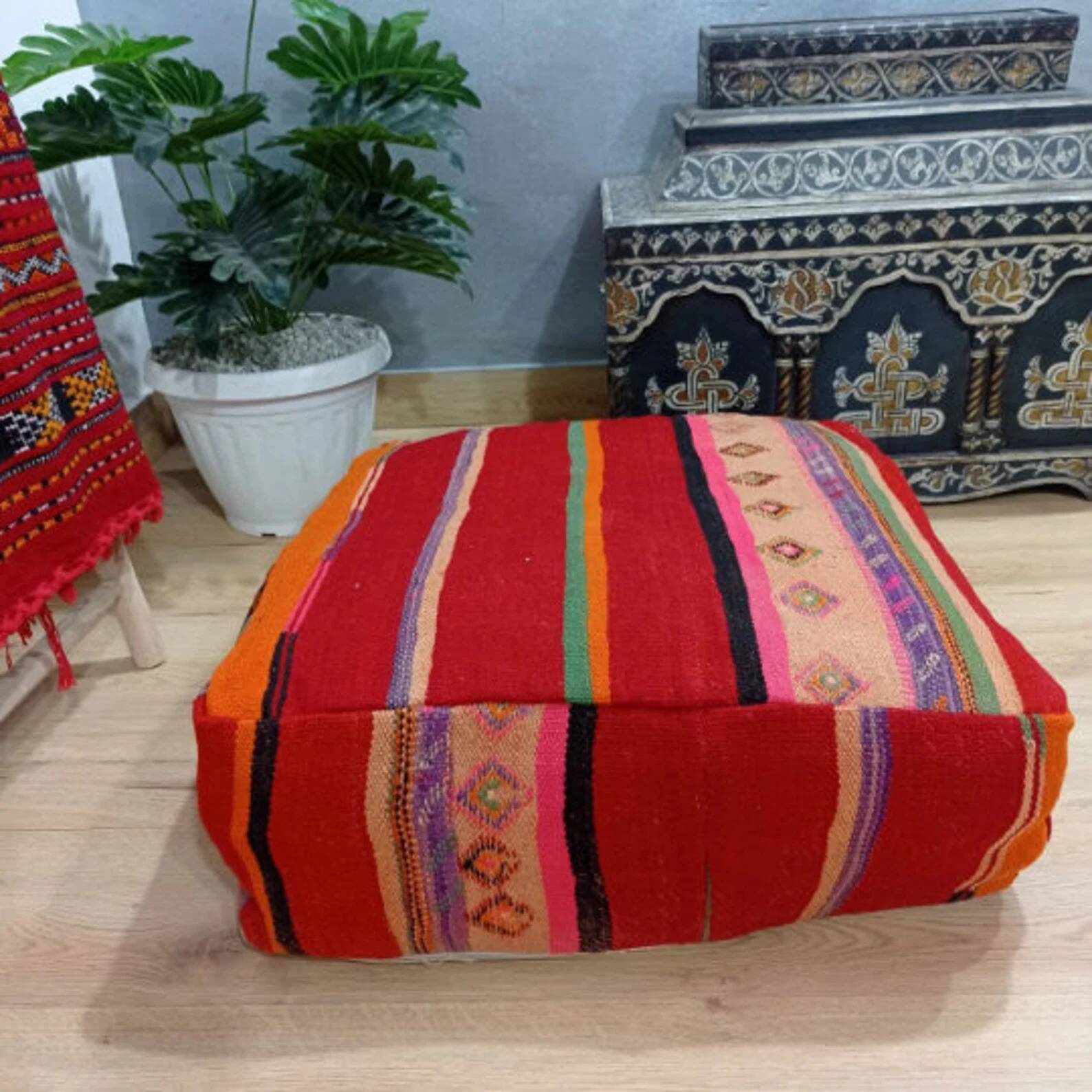 Handmade Berber pouf in wool 60 X 60 X 20 CM
