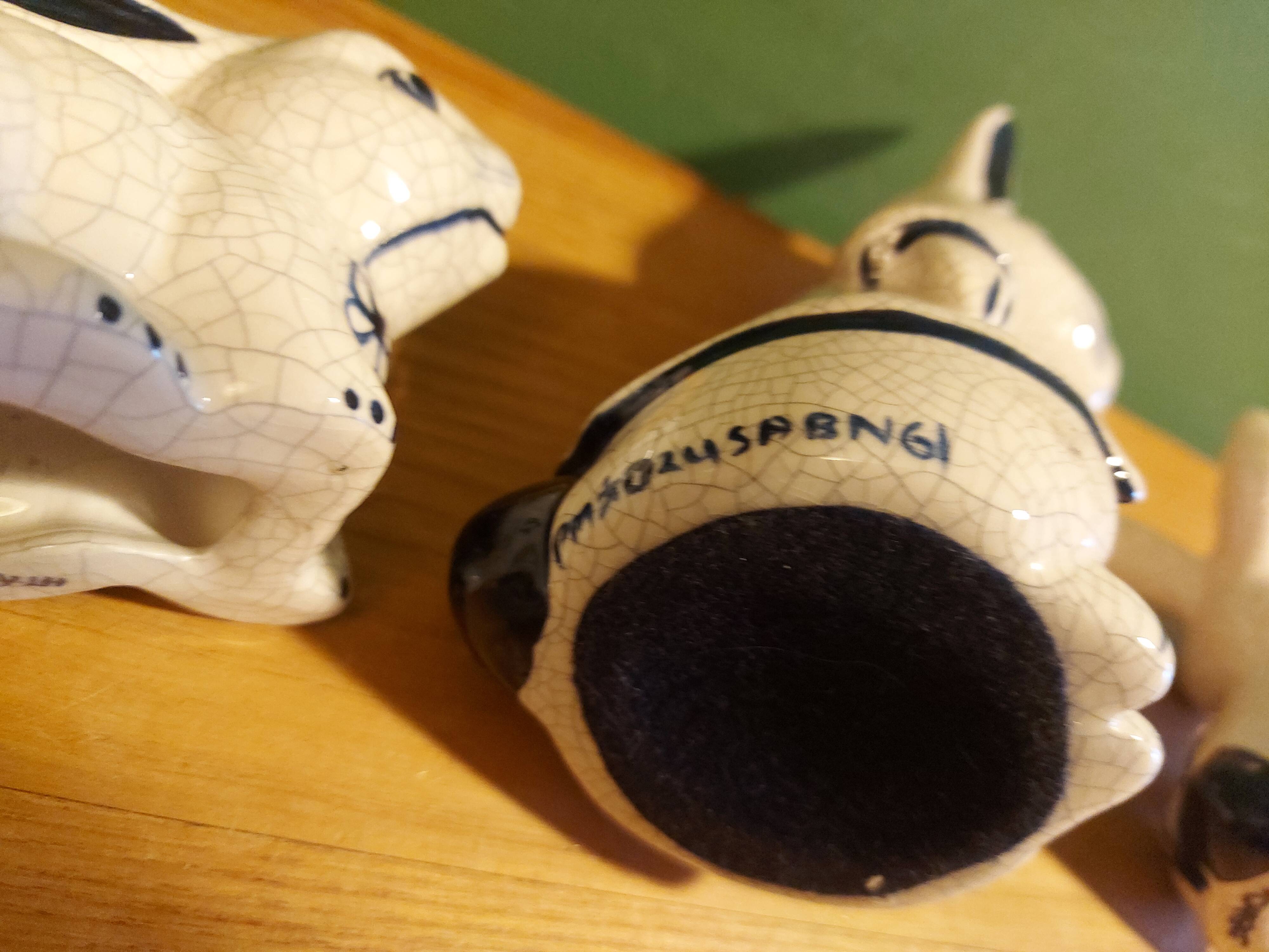 3 lapins en céramique craqelée  , poterier Dedham , Usa