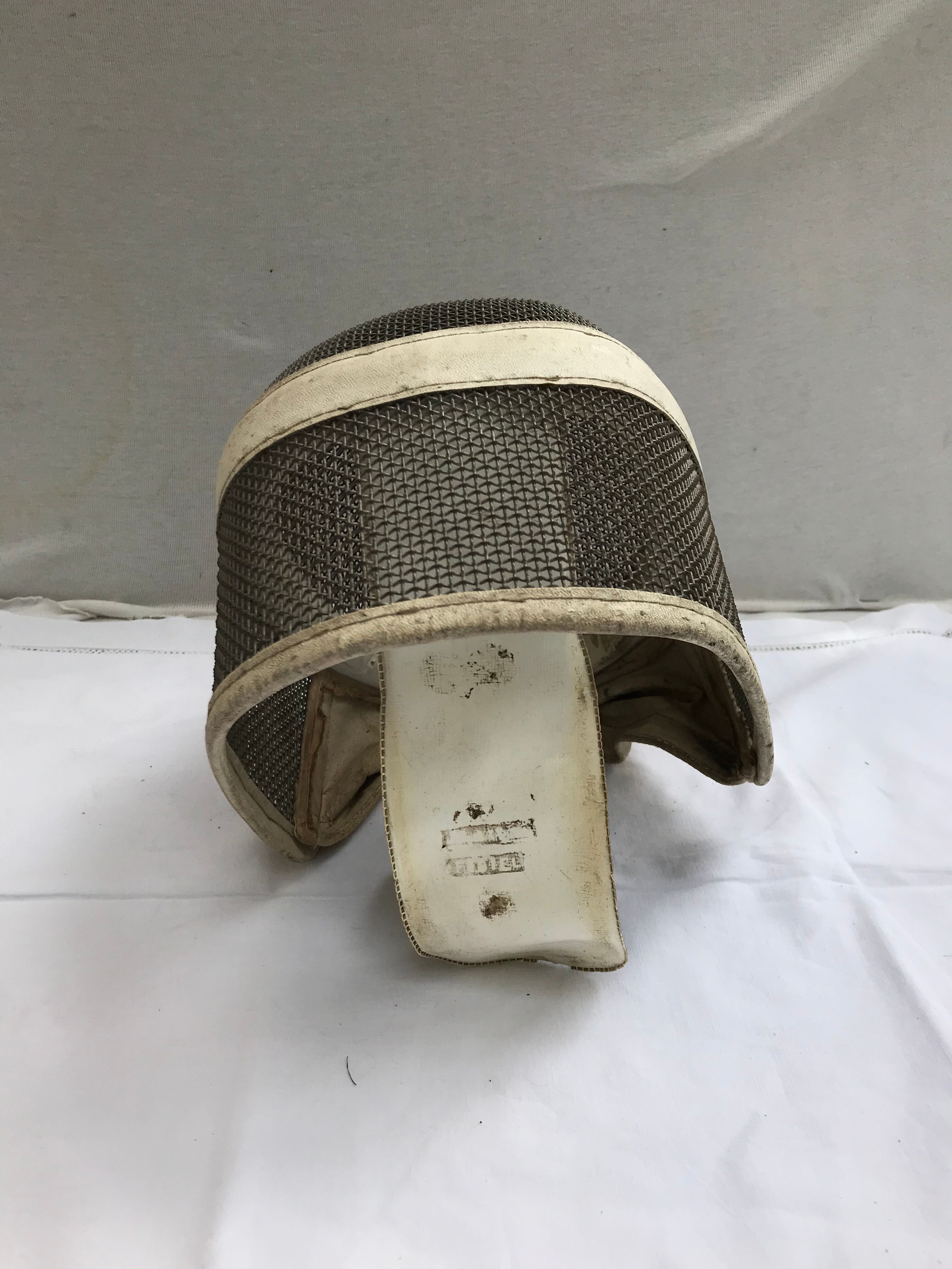Former pair fencing fencing metal grid, white leather vintage sport