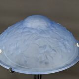 Lampe en fer forgé et abat-jour en verre bleu aux clématites, France, Art Déco, circa 1920
