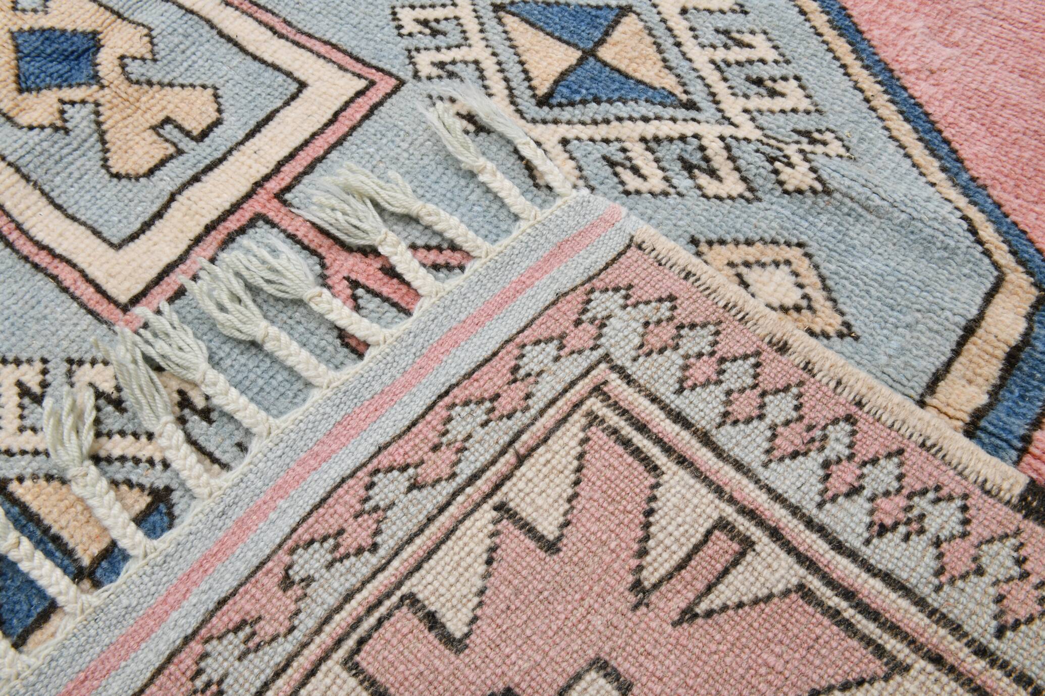Grand tapis kilim 286x208, tons rose et bleu, motifs tribaux vintage