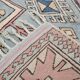 Grand tapis kilim 286x208, tons rose et bleu, motifs tribaux vintage