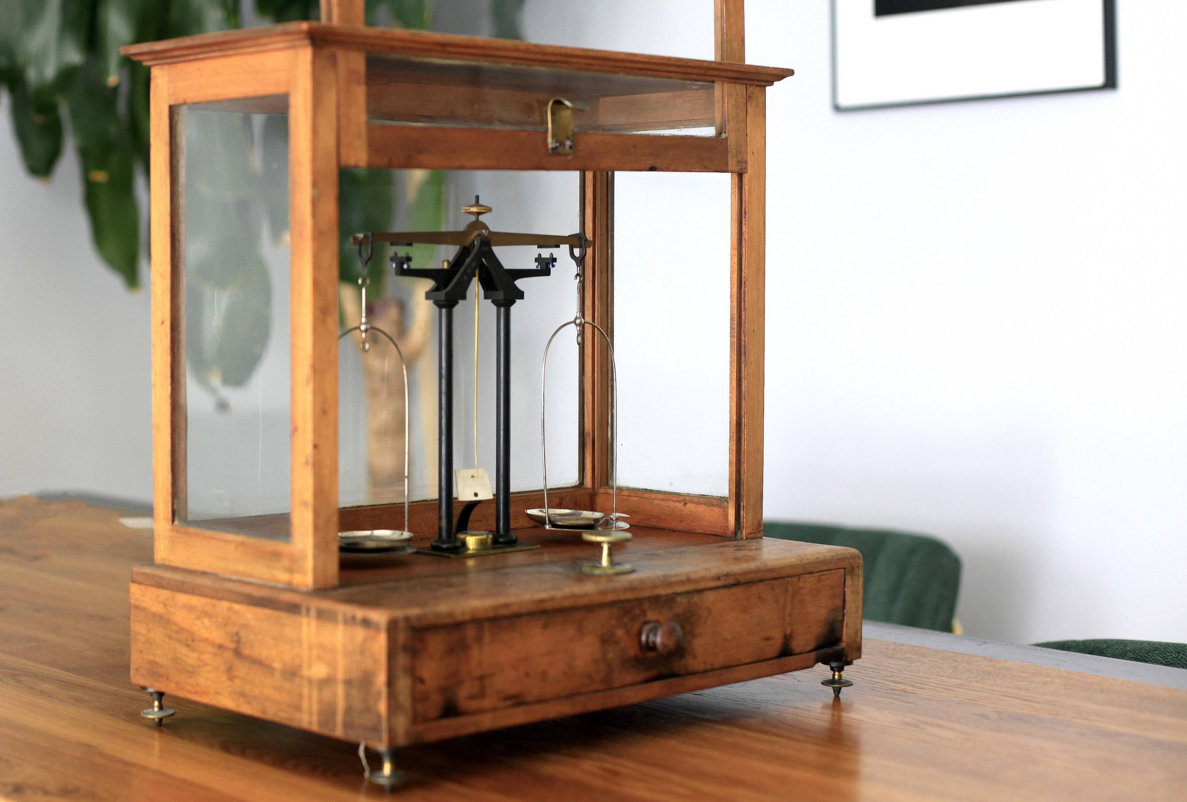 Pharmacy precision balance 1883
