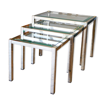 3 tables basses gigognes en laiton doré et plateaux en verre biseauté, 1980