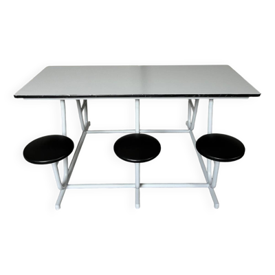 Table de réfectoire et ses tabourets