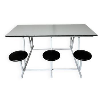 Table de réfectoire et ses tabourets