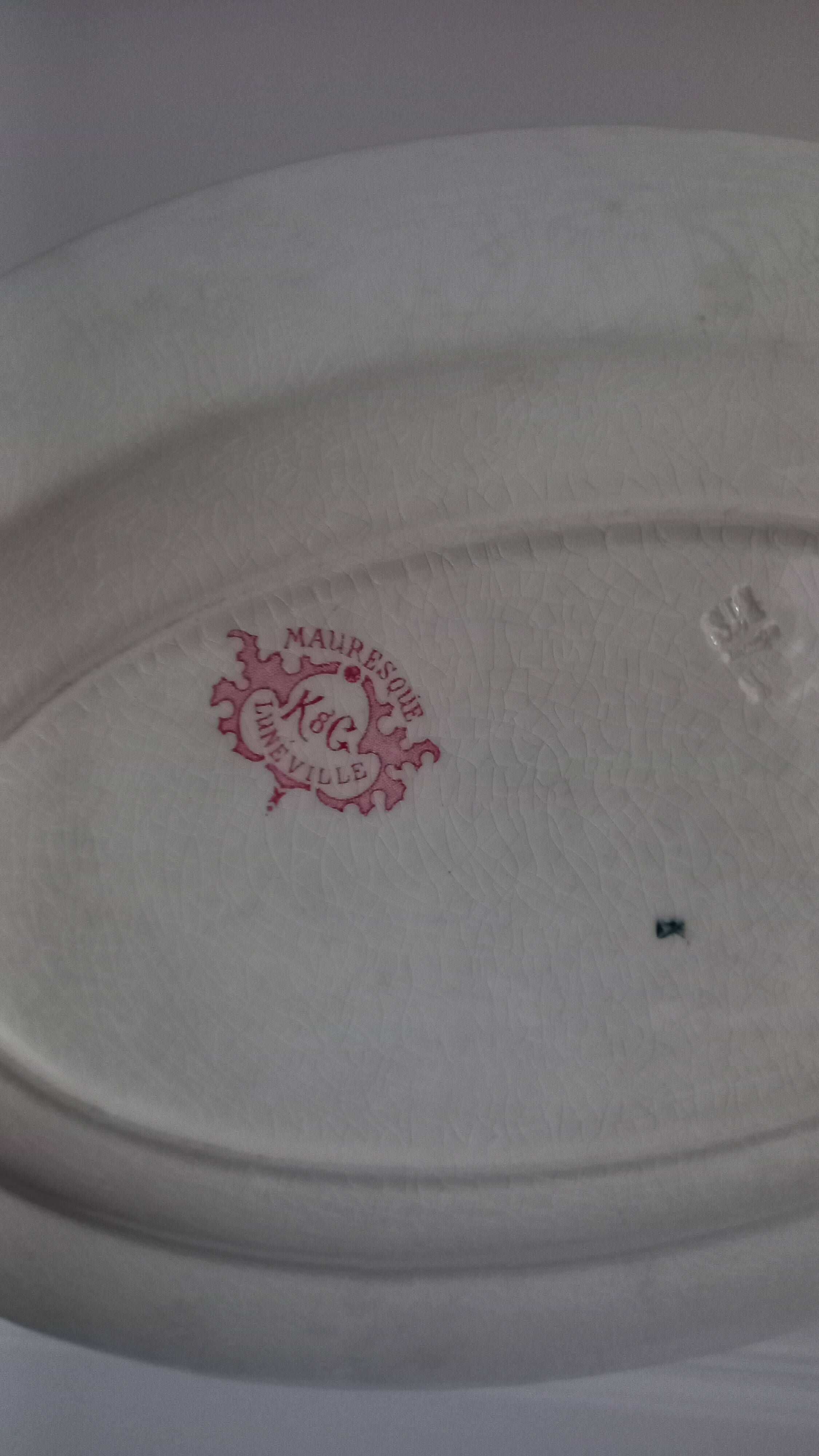 Plat Ovale En Faïence Ancien - Fond Beige Décor Roses Rouges, Années 1920-1949, Bon état D'usage