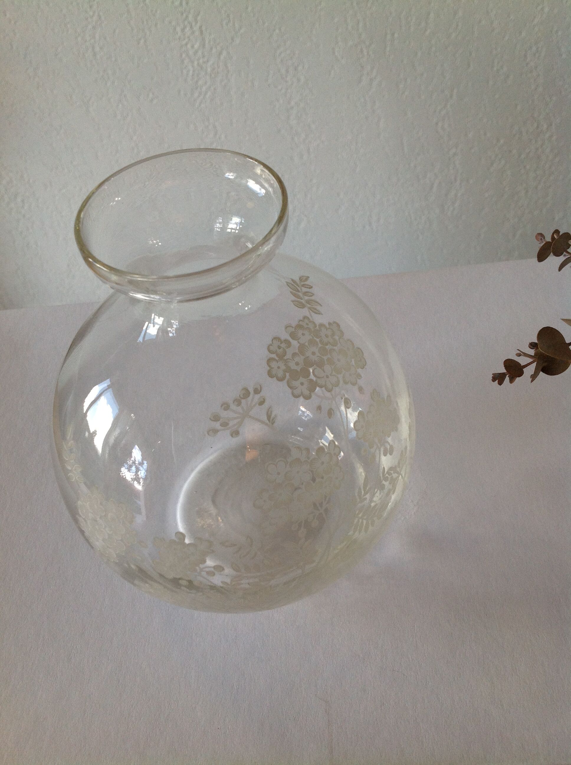 Vase round floral decoration