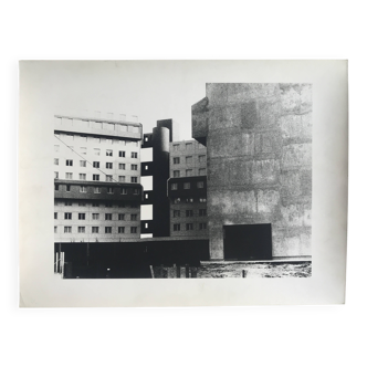 Rosine nusimovici, sans titre (bâtiment), c 1980. tirage argentique nb