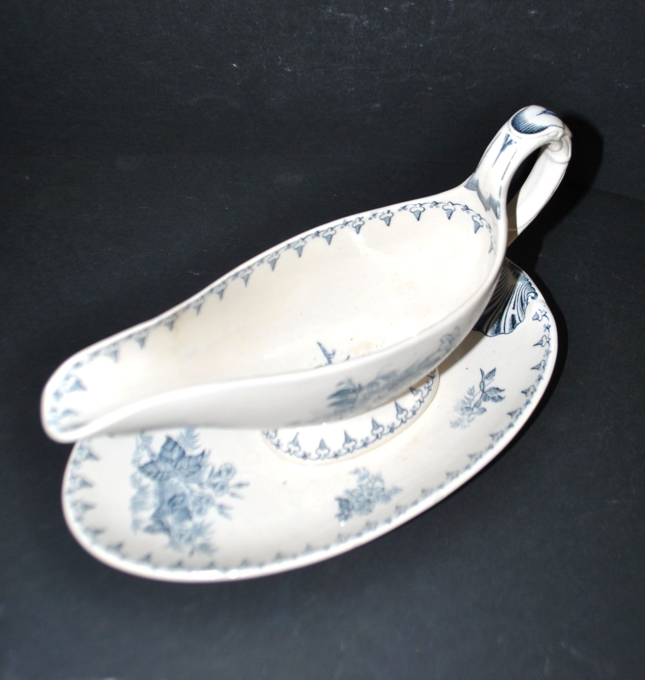 Saucière Flore ancienne en faïence opaque Sarreguemines Utschneider
