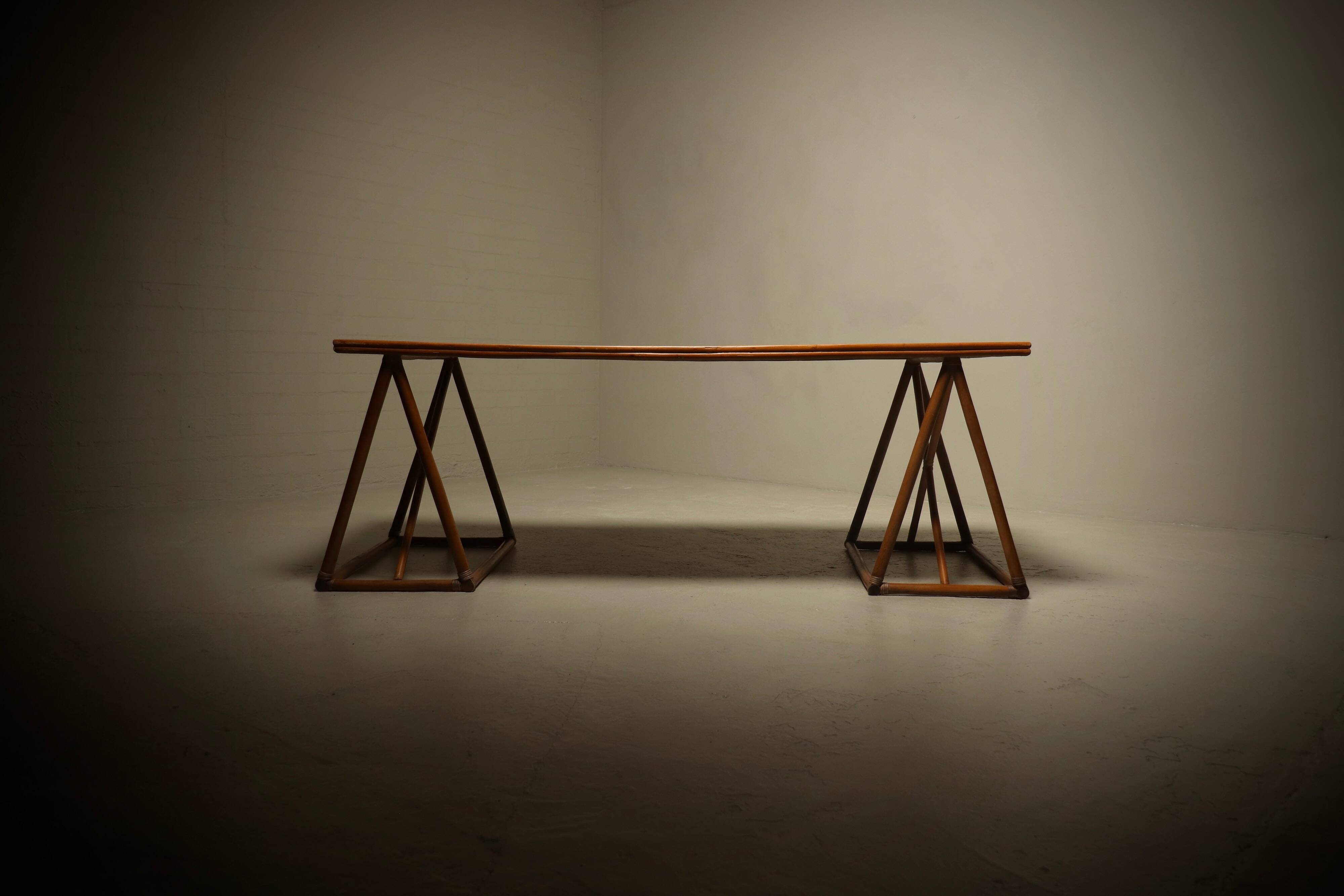 Bureau ou table à manger en treillis italien des années 1970 en bambou et rotin.