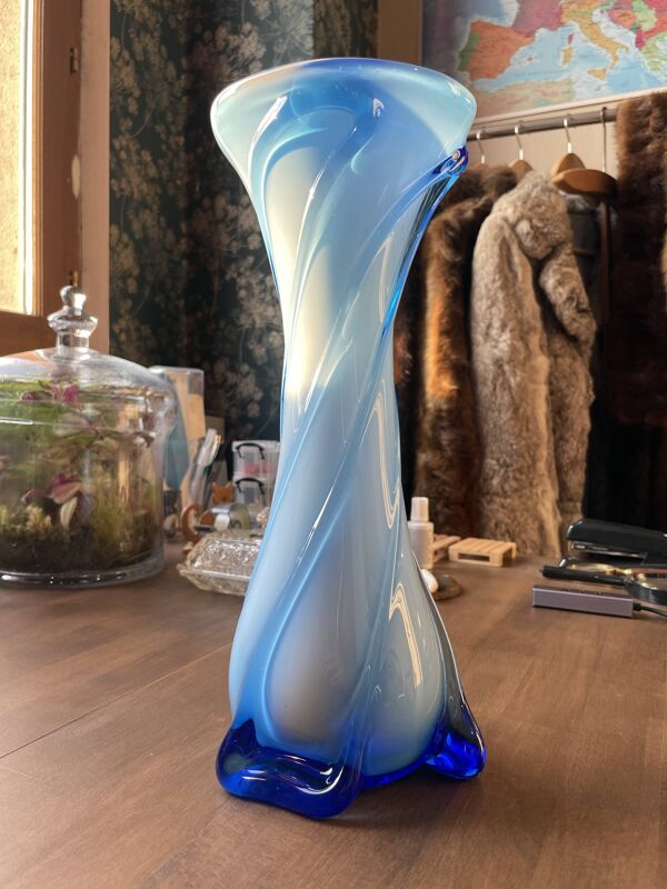 Vase en verre torsadé bleu d’Empoli, Toscane, Florence Italie1950