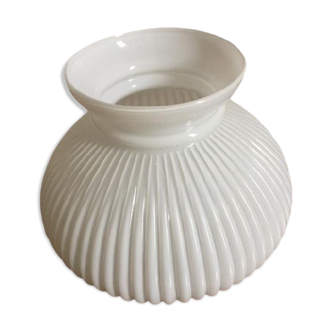 Tulipe en opaline blanche avec effet plissé pour suspension ou lampe à poser