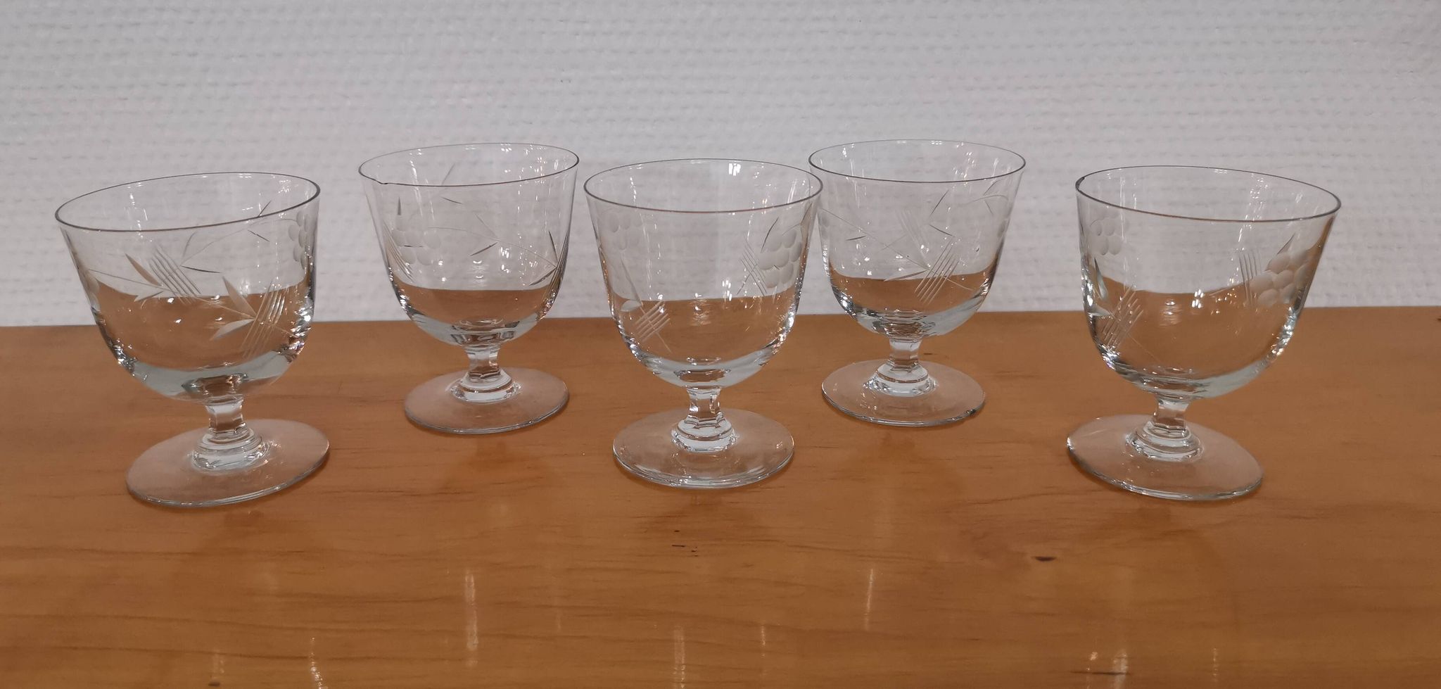 Ensemble vintage de 5 verres gravé sur pieds