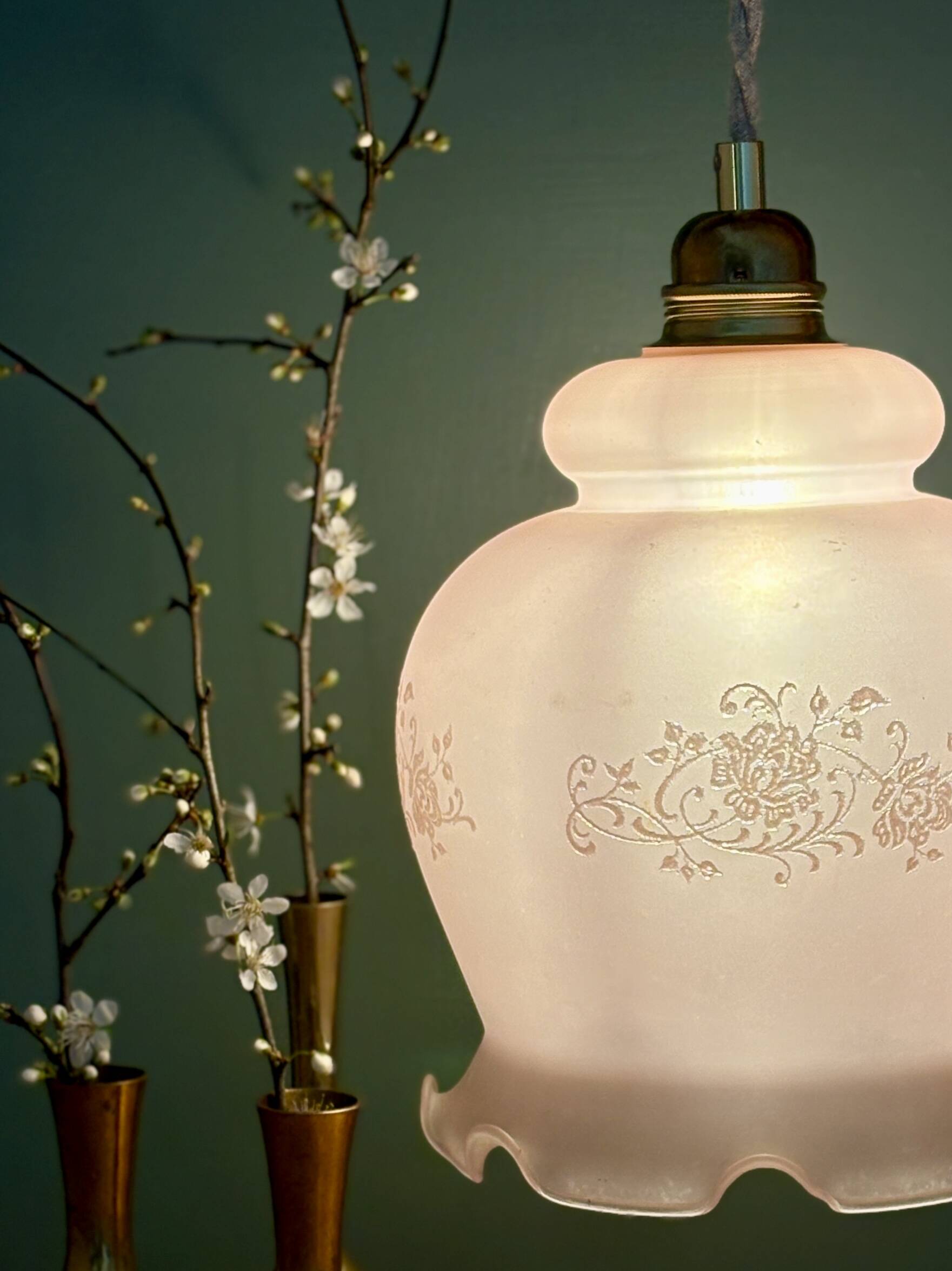 Suspension globe vintage en verre dépoli rose