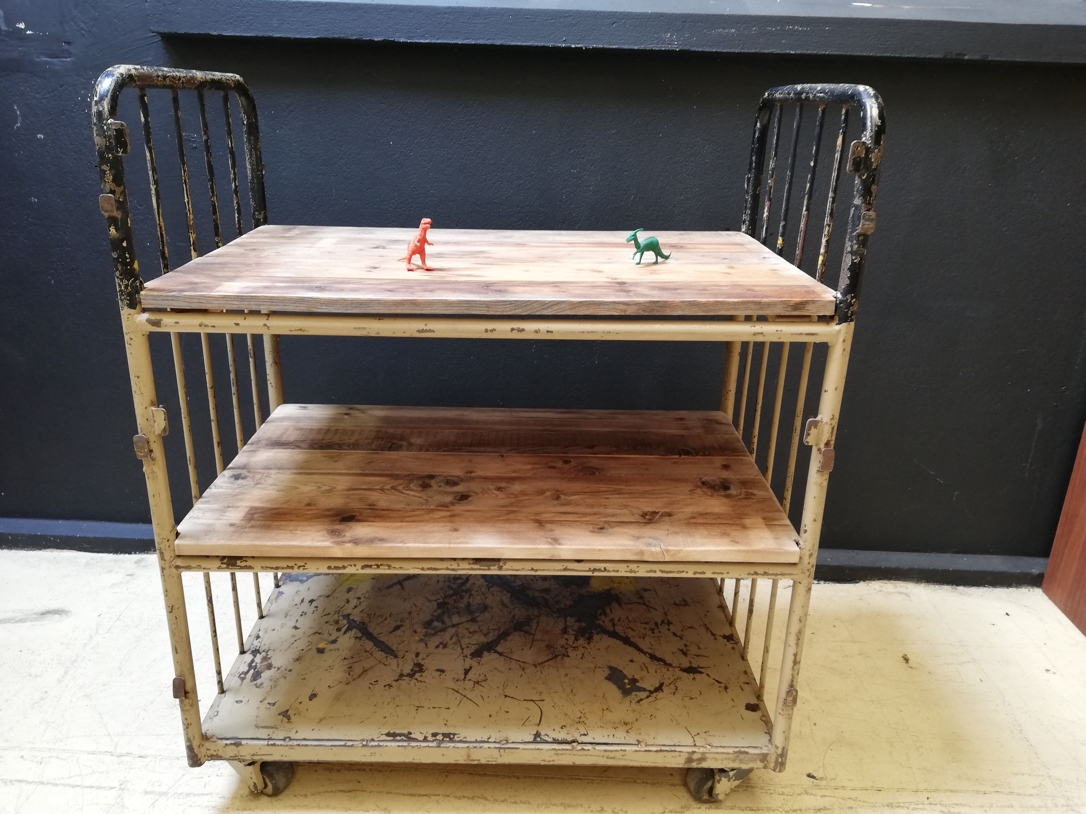 Industrial trolley, roulette shelf